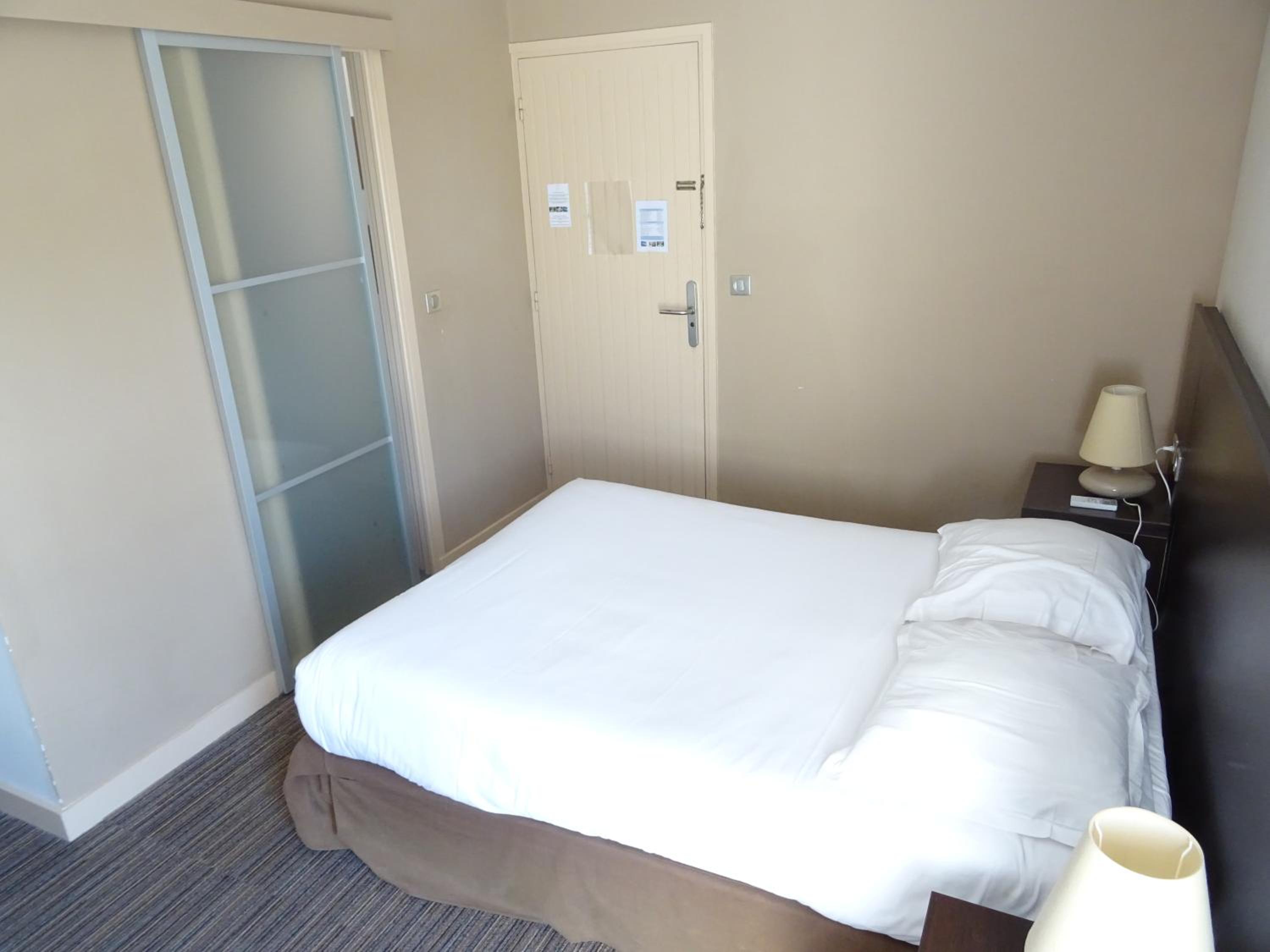 Double or Twin Room with Garden Access - Photo 4