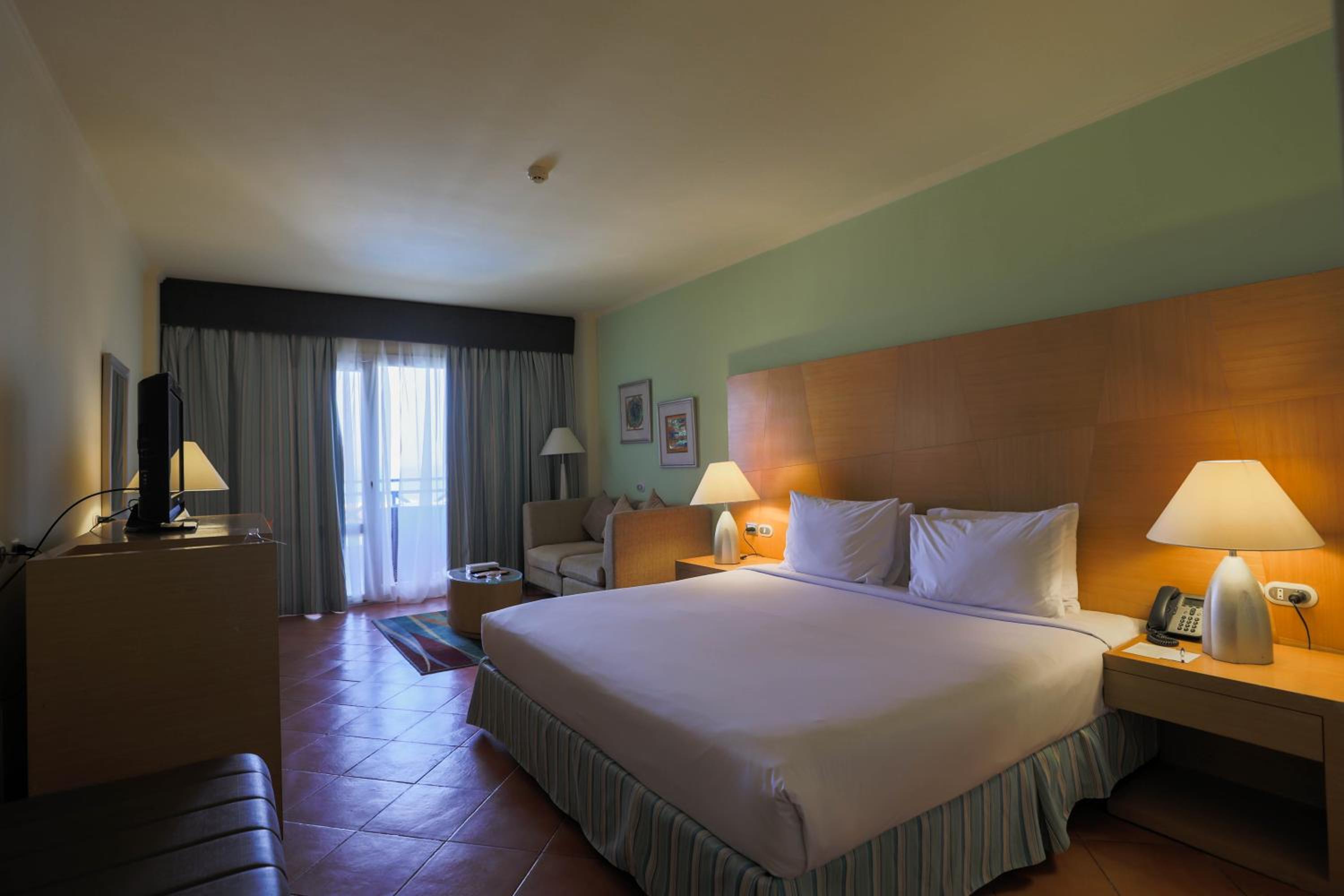 Deluxe Double Room Pool View - Photo 5