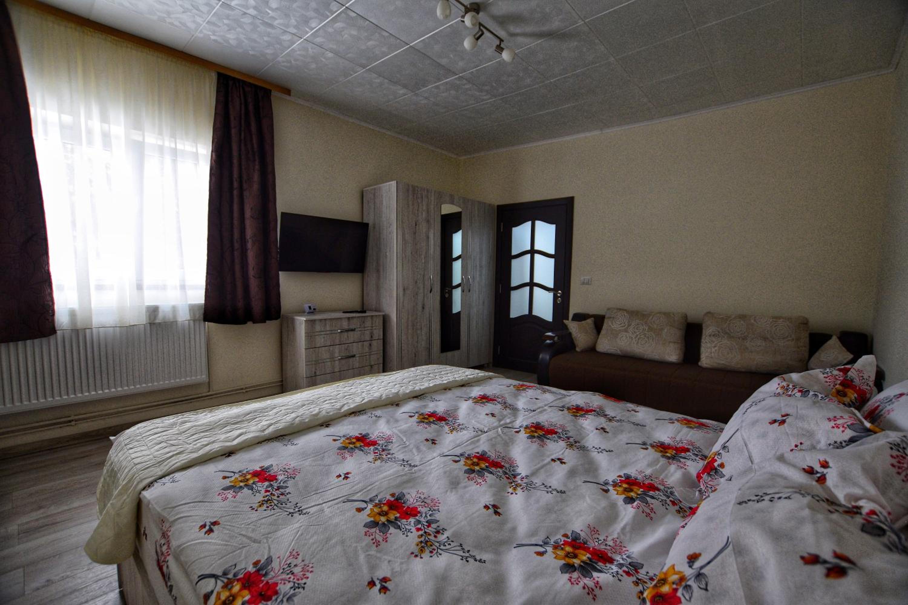 One-Bedroom Apartment - Photo 12