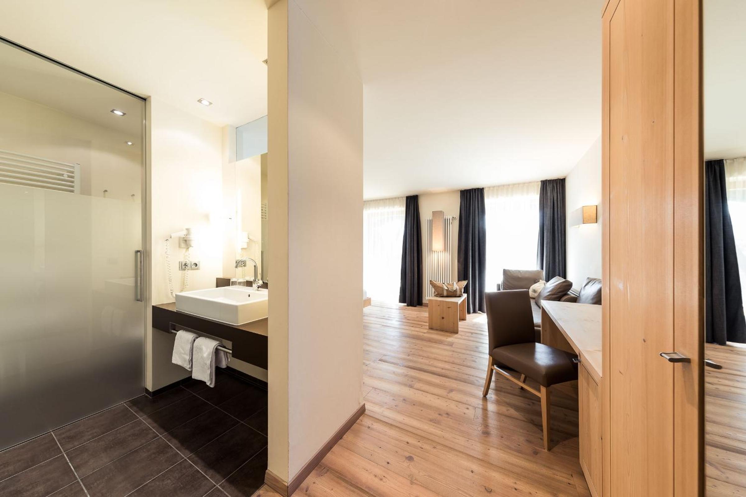 Junior Suite with Balcony photo 2
