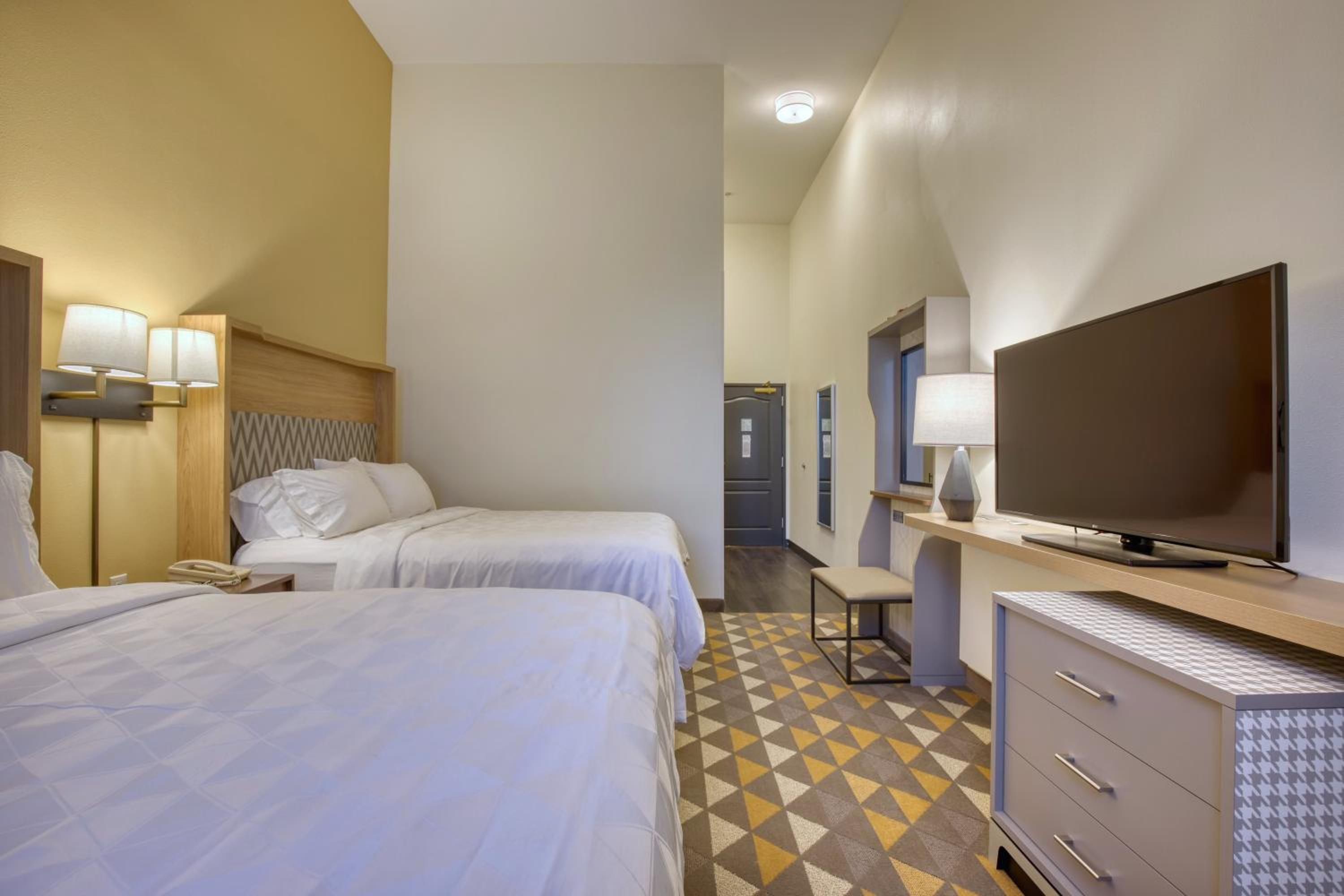 Standard Room with Two Queen Beds - Photo 6