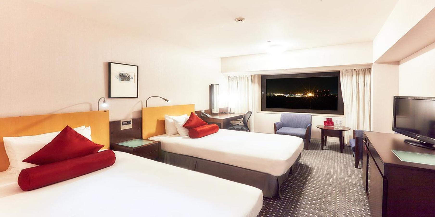 Standard Twin Room with Airport View - High Floor - Photo 2