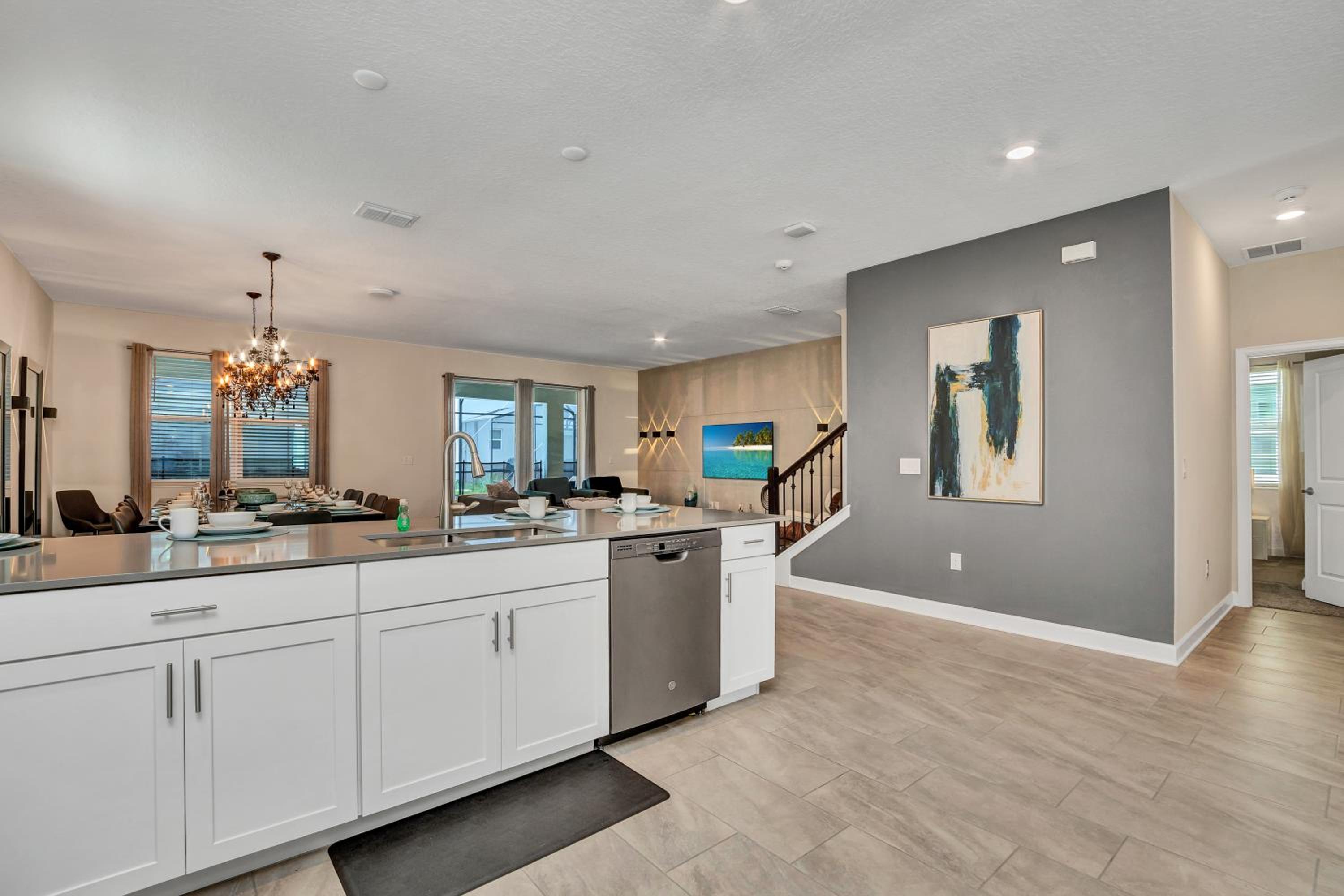 Nine-Bedroom House - Photo 3