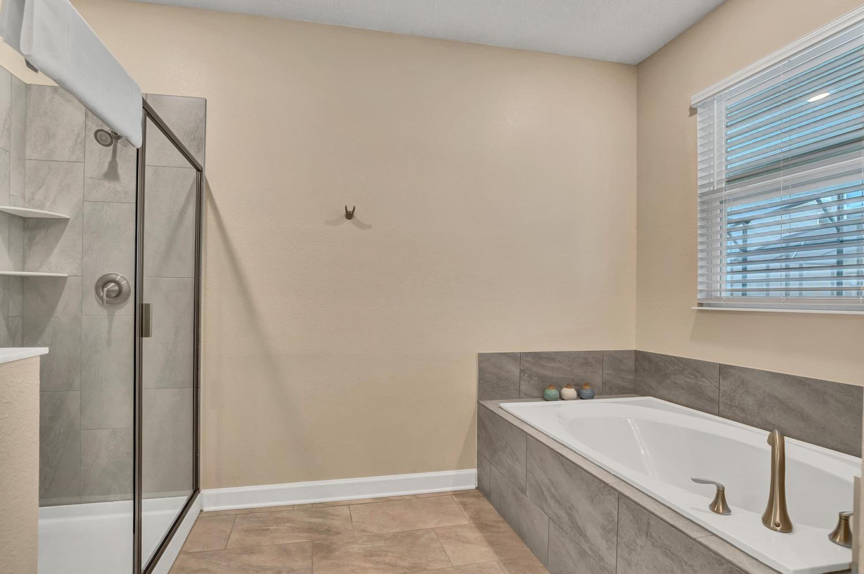 Nine-Bedroom House - Photo 72