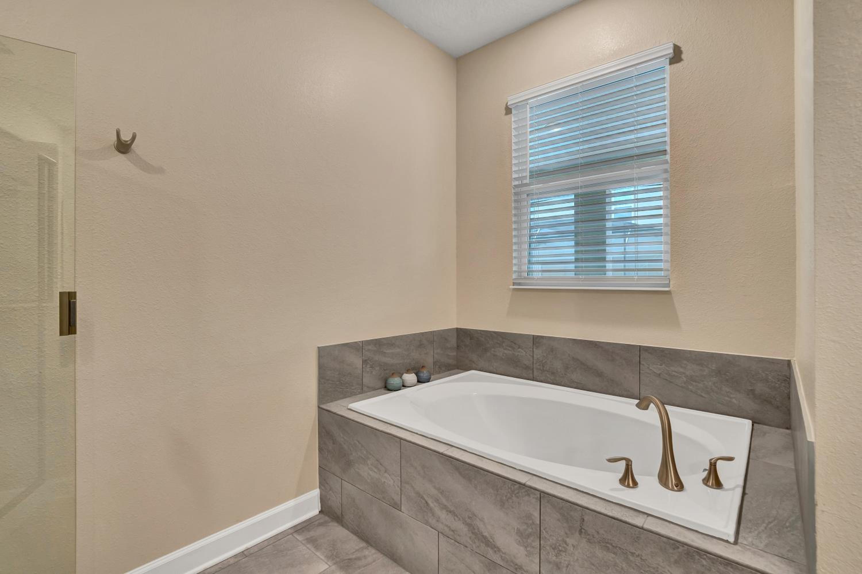 Nine-Bedroom House - Photo 44