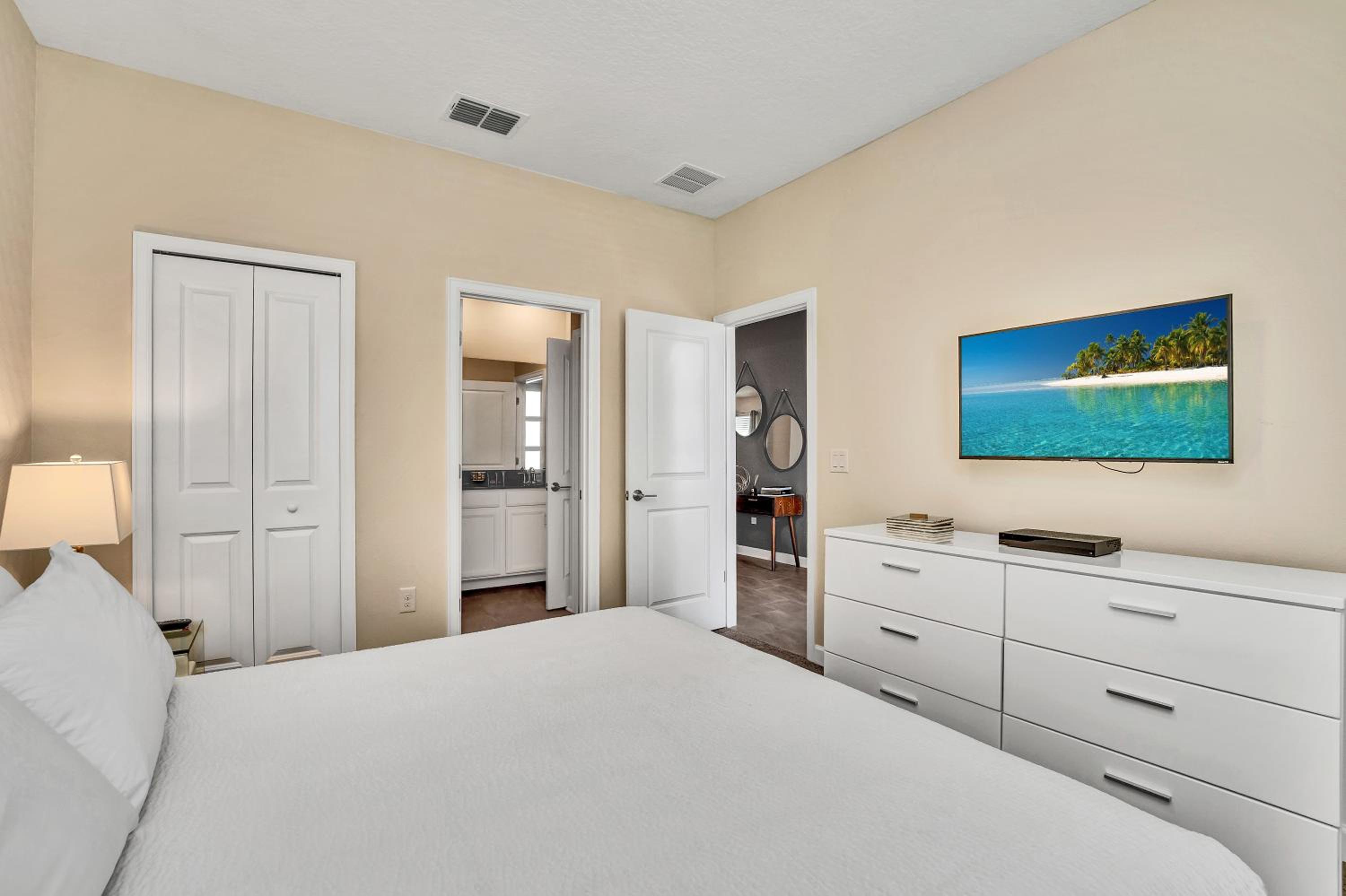 Nine-Bedroom House - Photo 46