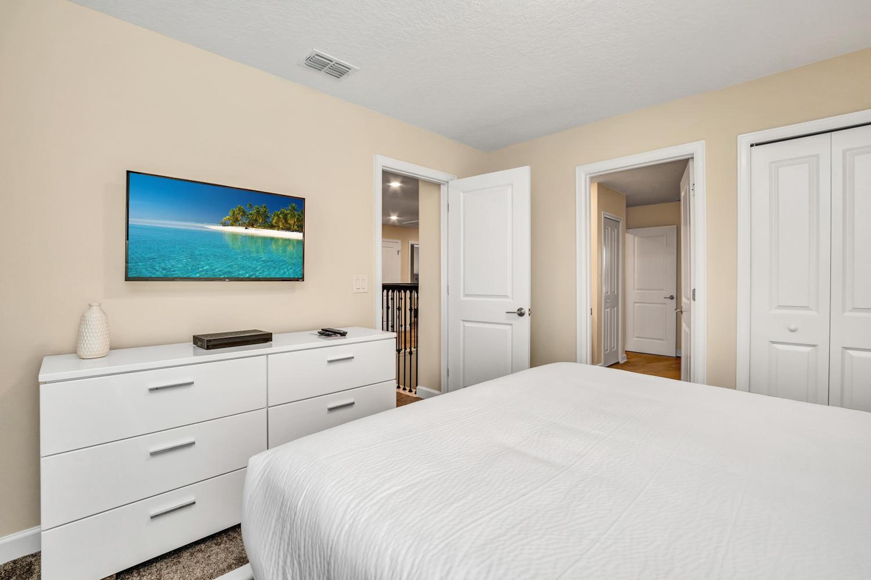 Nine-Bedroom House - Photo 53