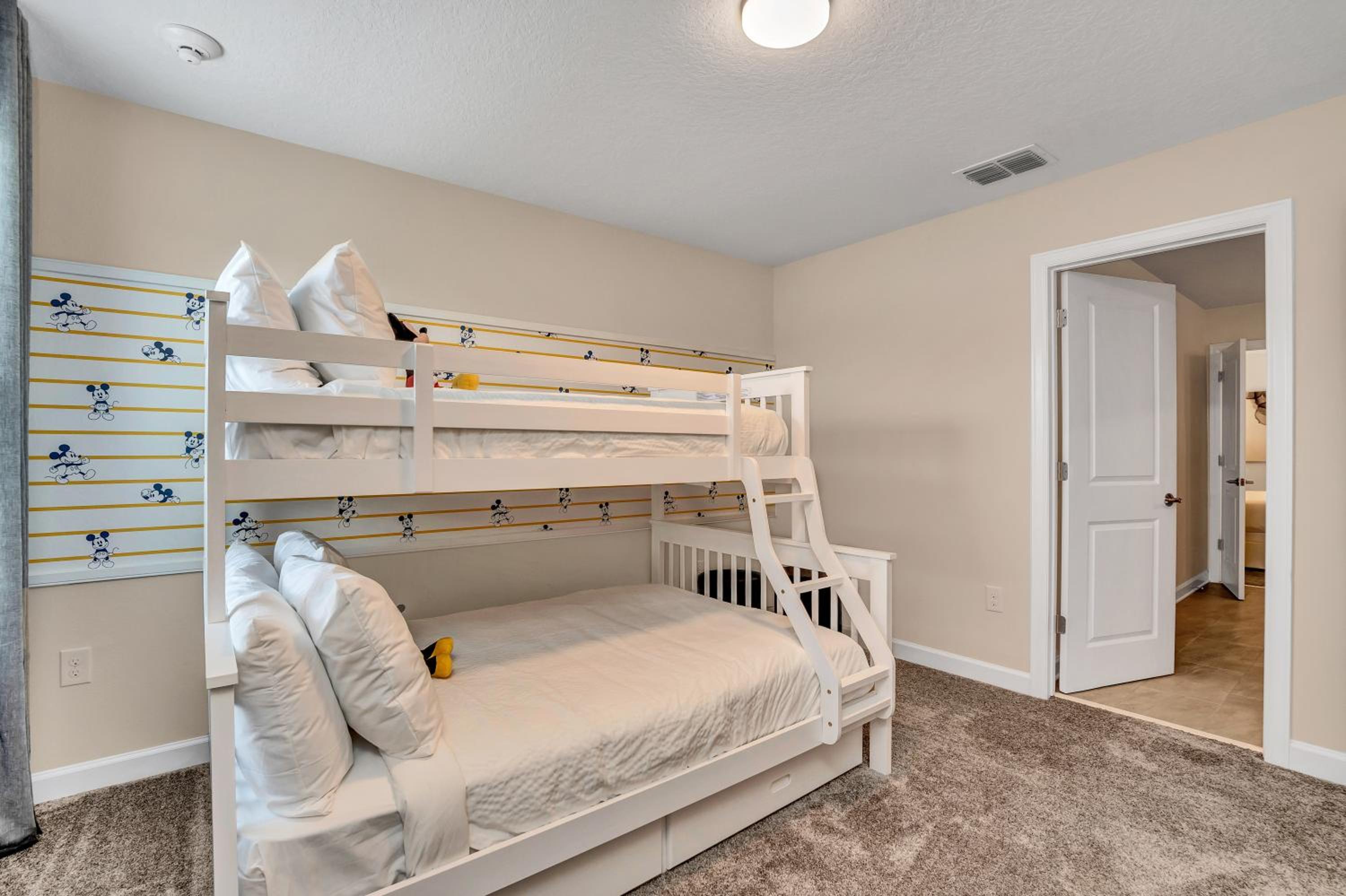 Nine-Bedroom House - Photo 41