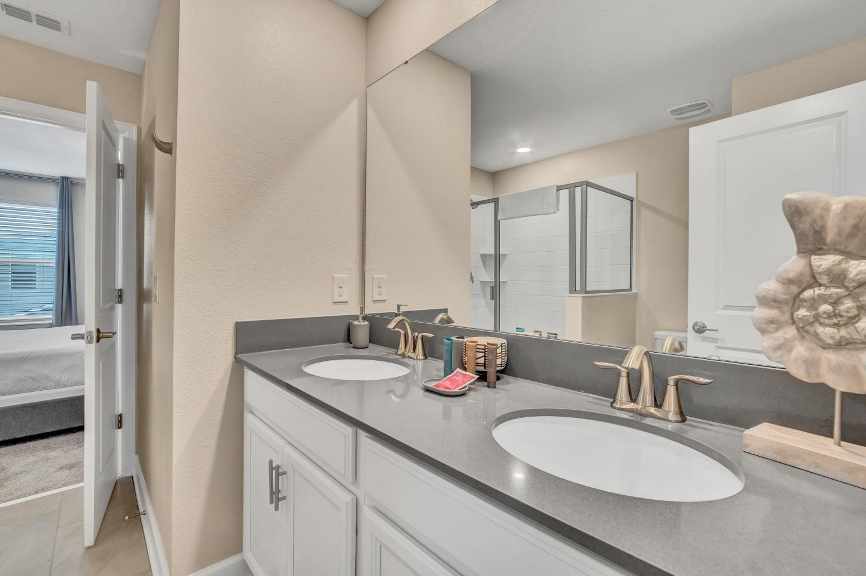 Nine-Bedroom House - Photo 28