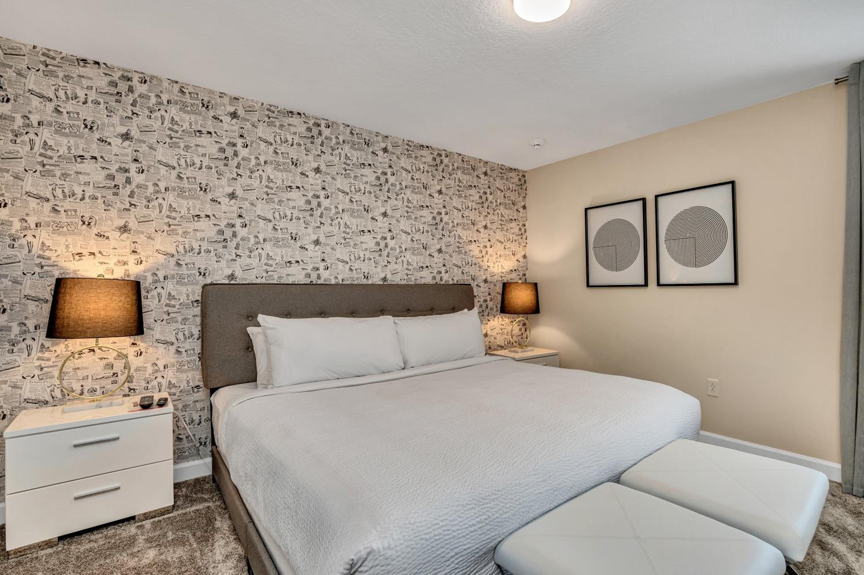 Nine-Bedroom House - Photo 26