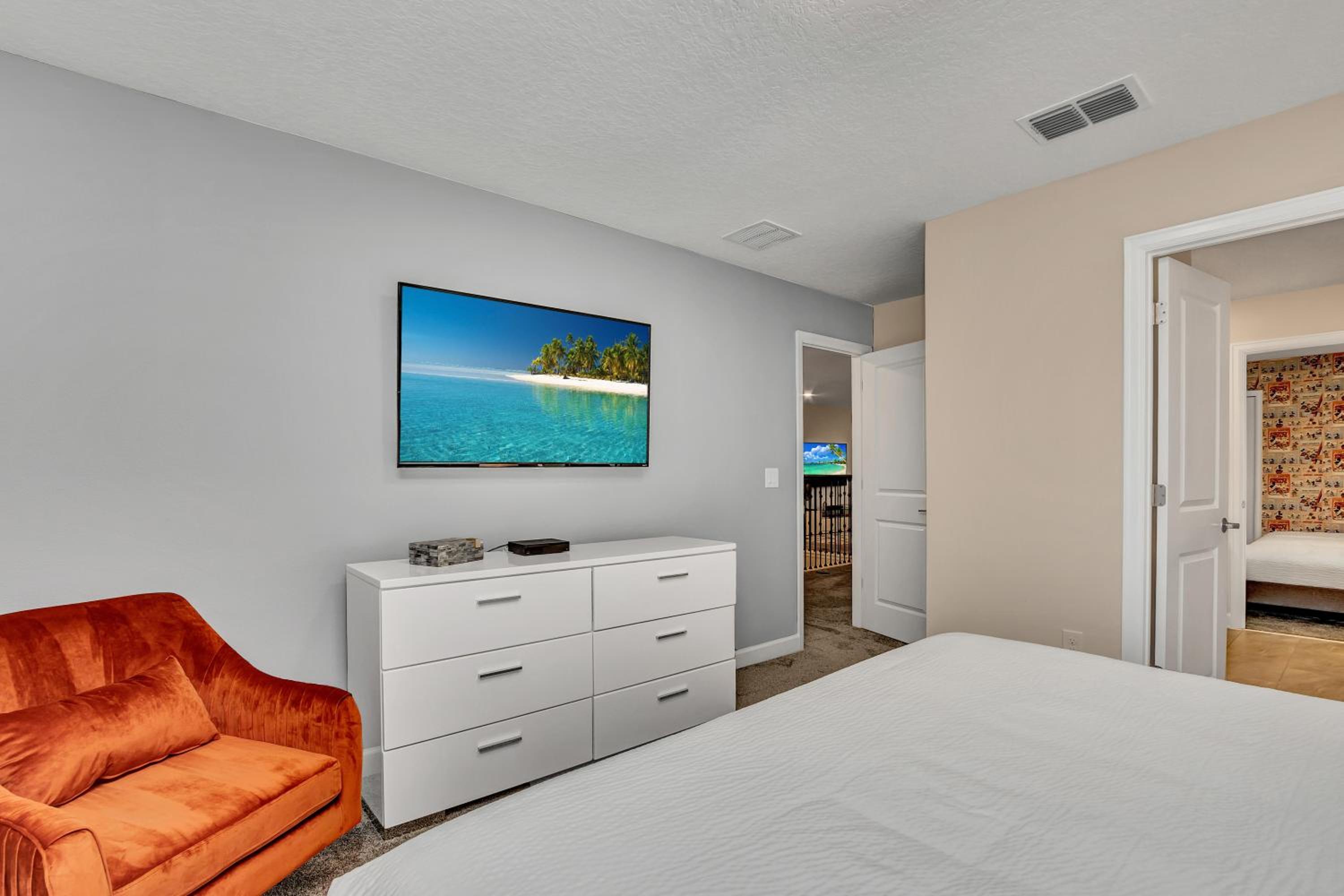 Nine-Bedroom House - Photo 31
