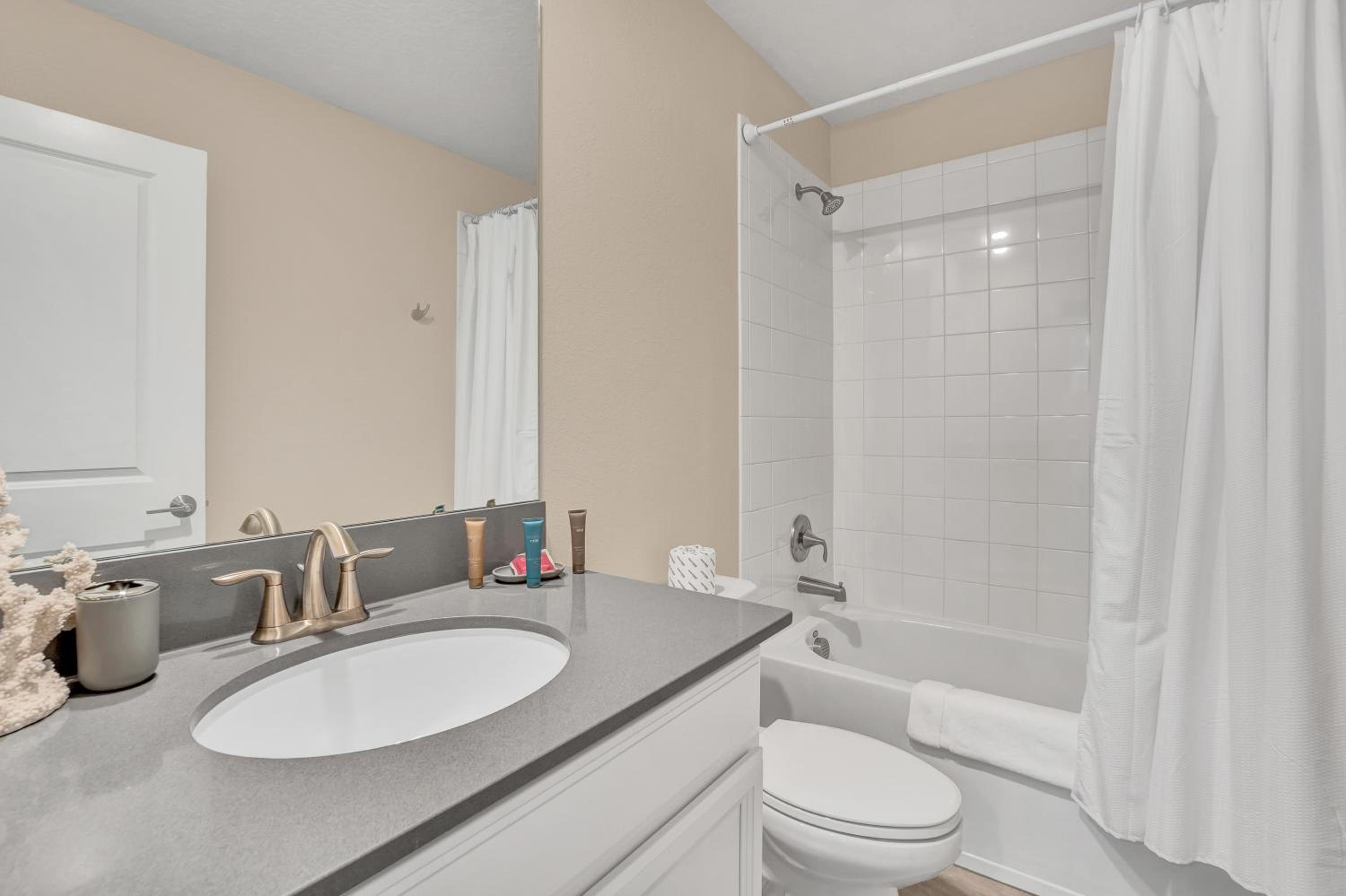 Nine-Bedroom House - Photo 19
