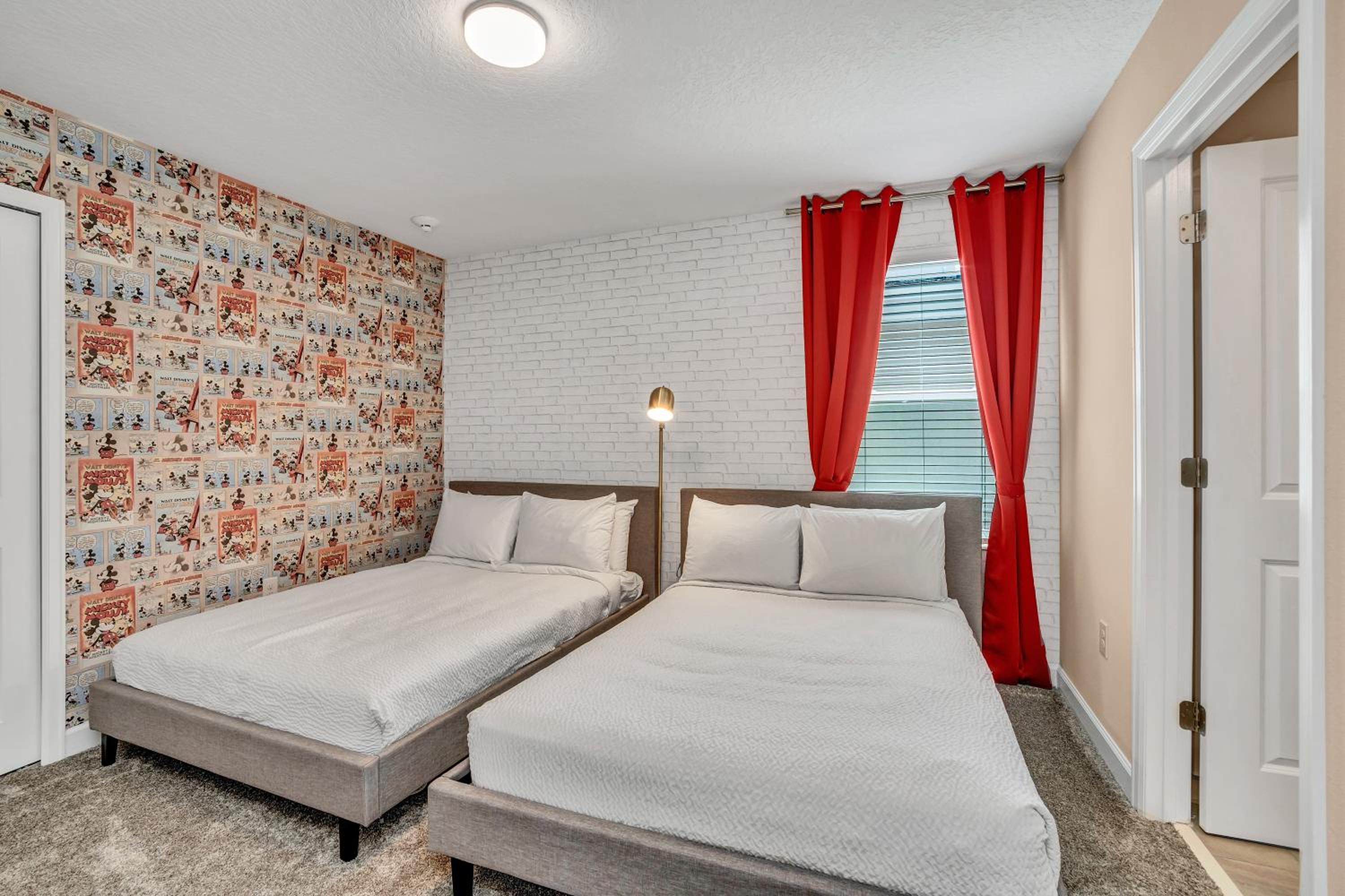 Nine-Bedroom House - Photo 9