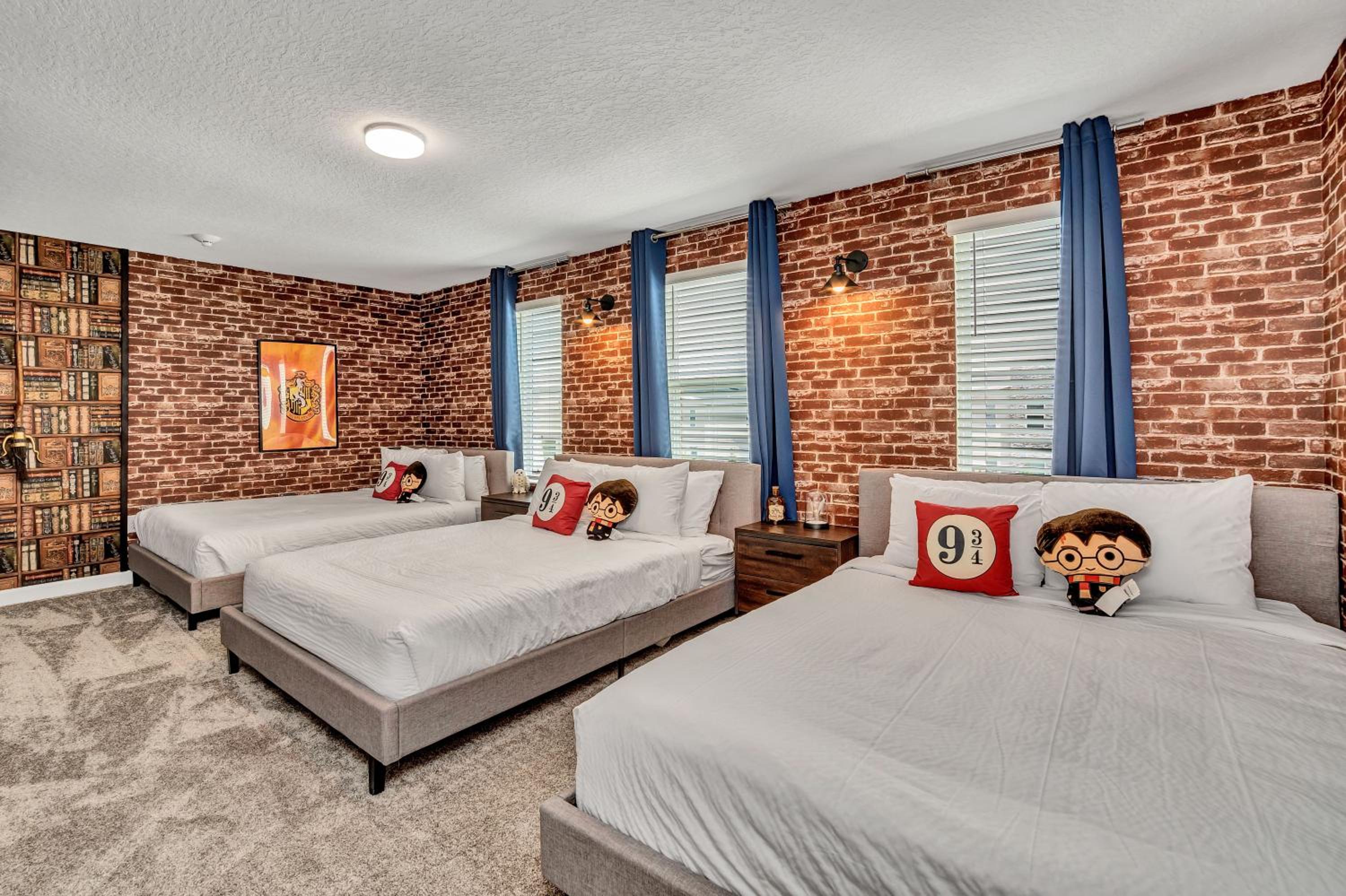 Nine-Bedroom House - Photo 7