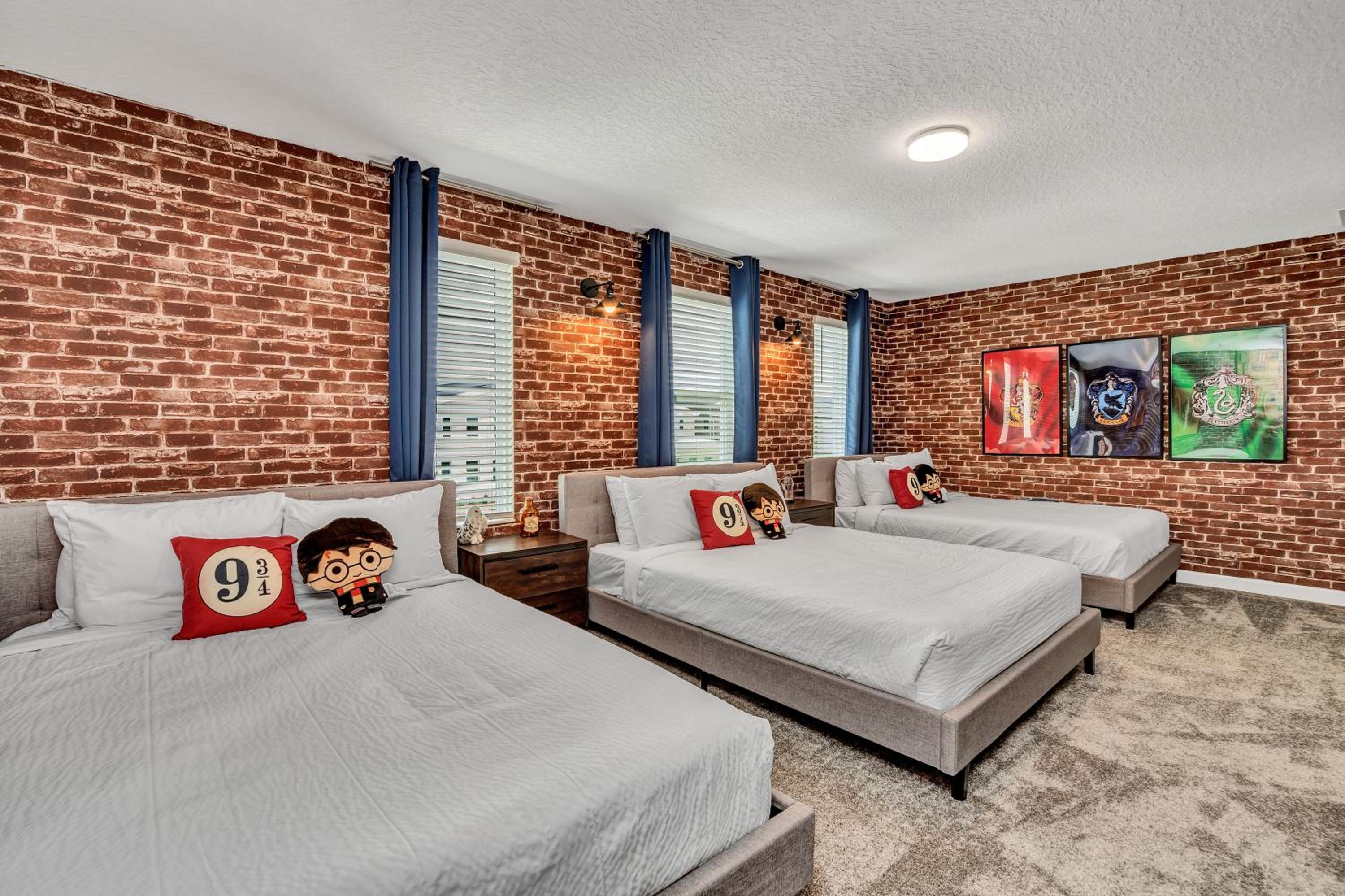 Nine-Bedroom House - Photo 1
