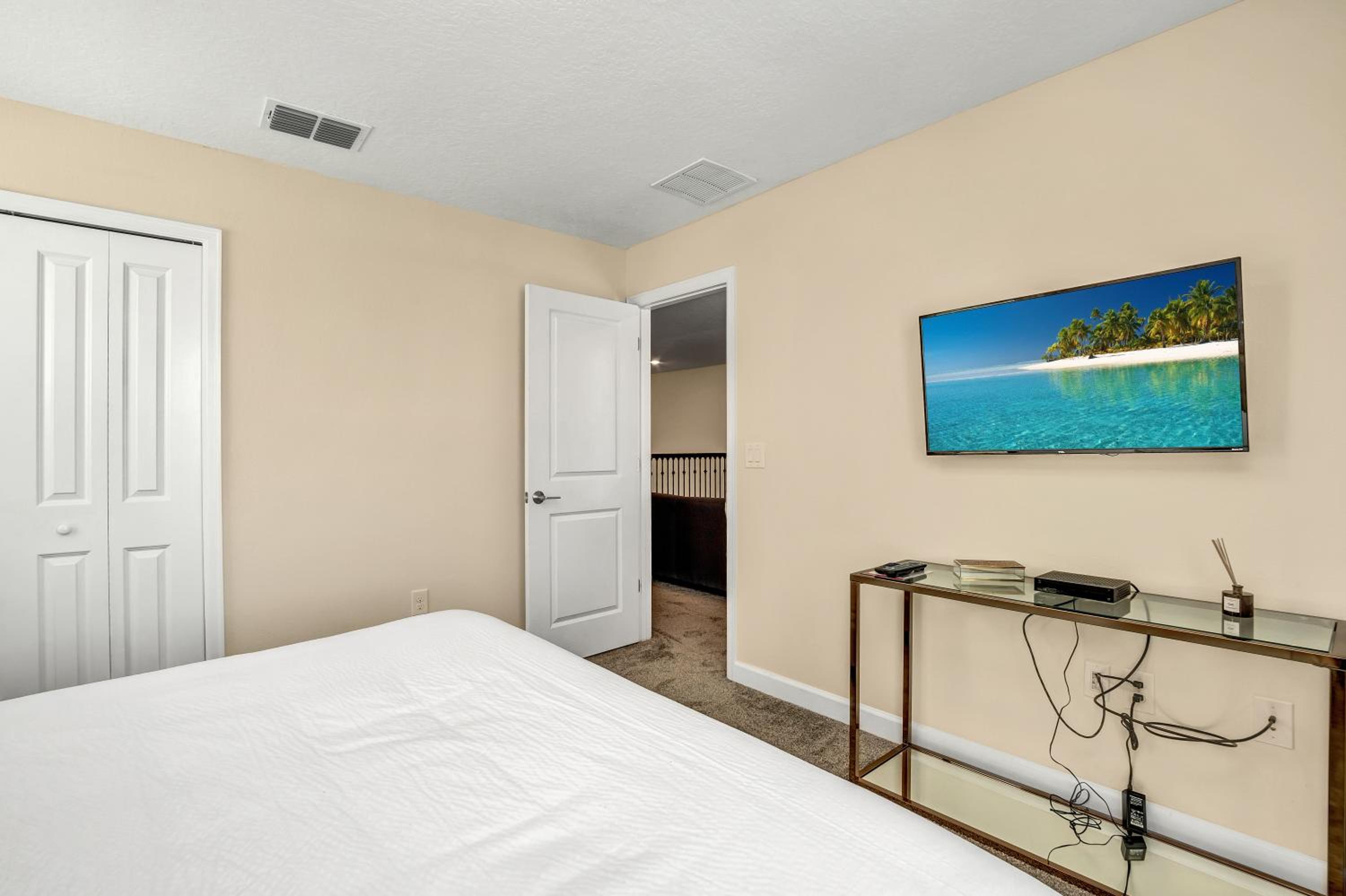 Nine-Bedroom House - Photo 17