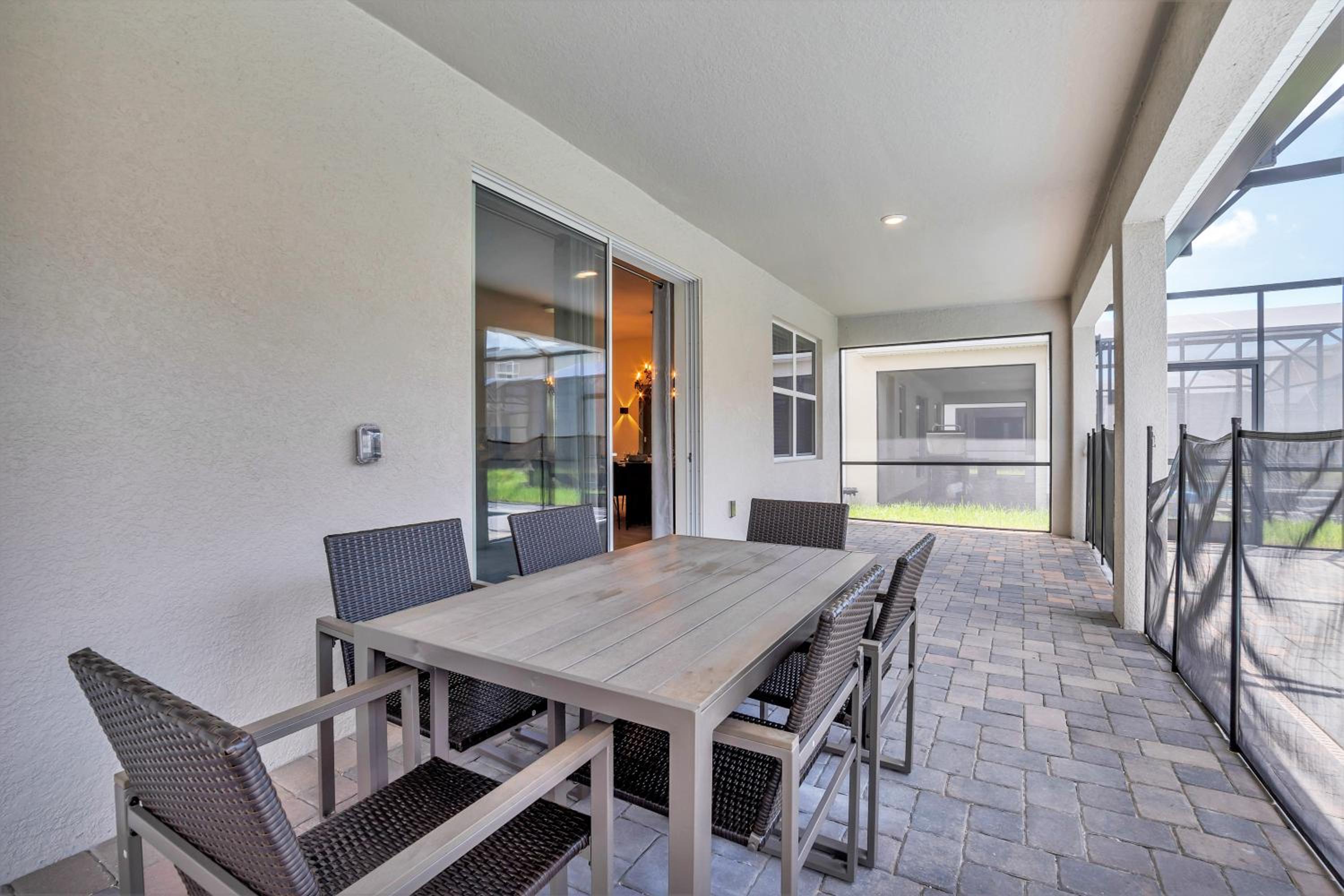 Nine-Bedroom House - Photo 32
