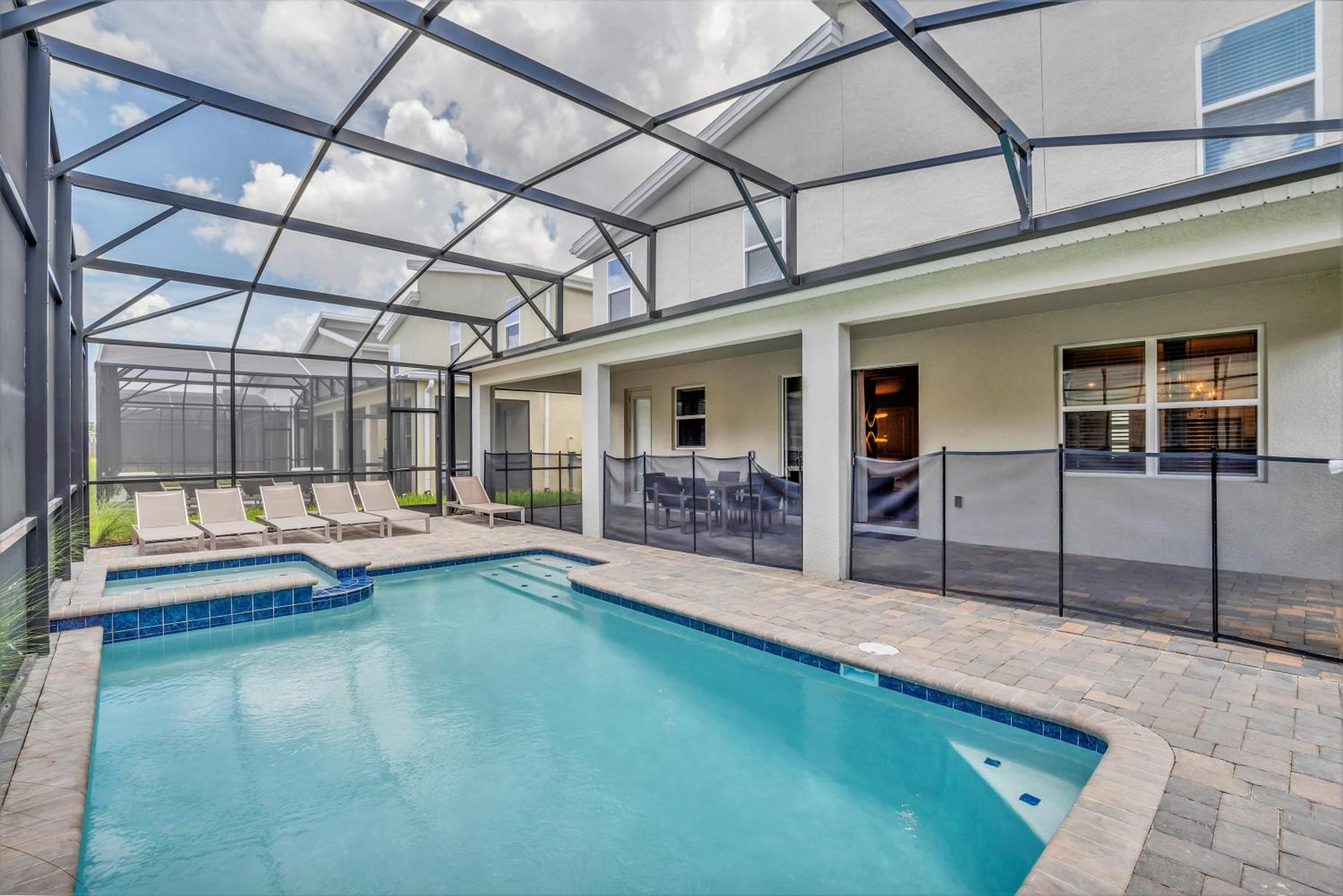 Nine-Bedroom House - Photo 36