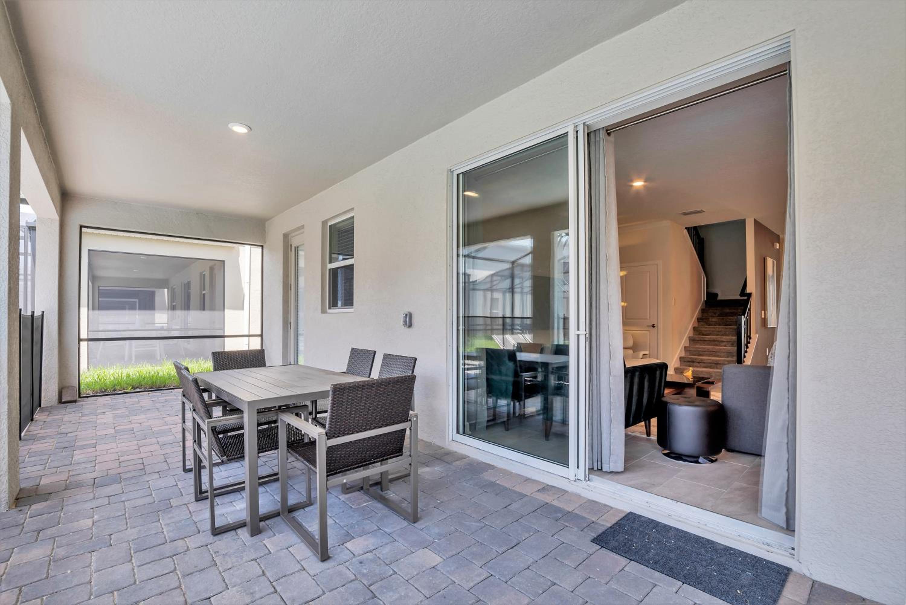 Nine-Bedroom House - Photo 42
