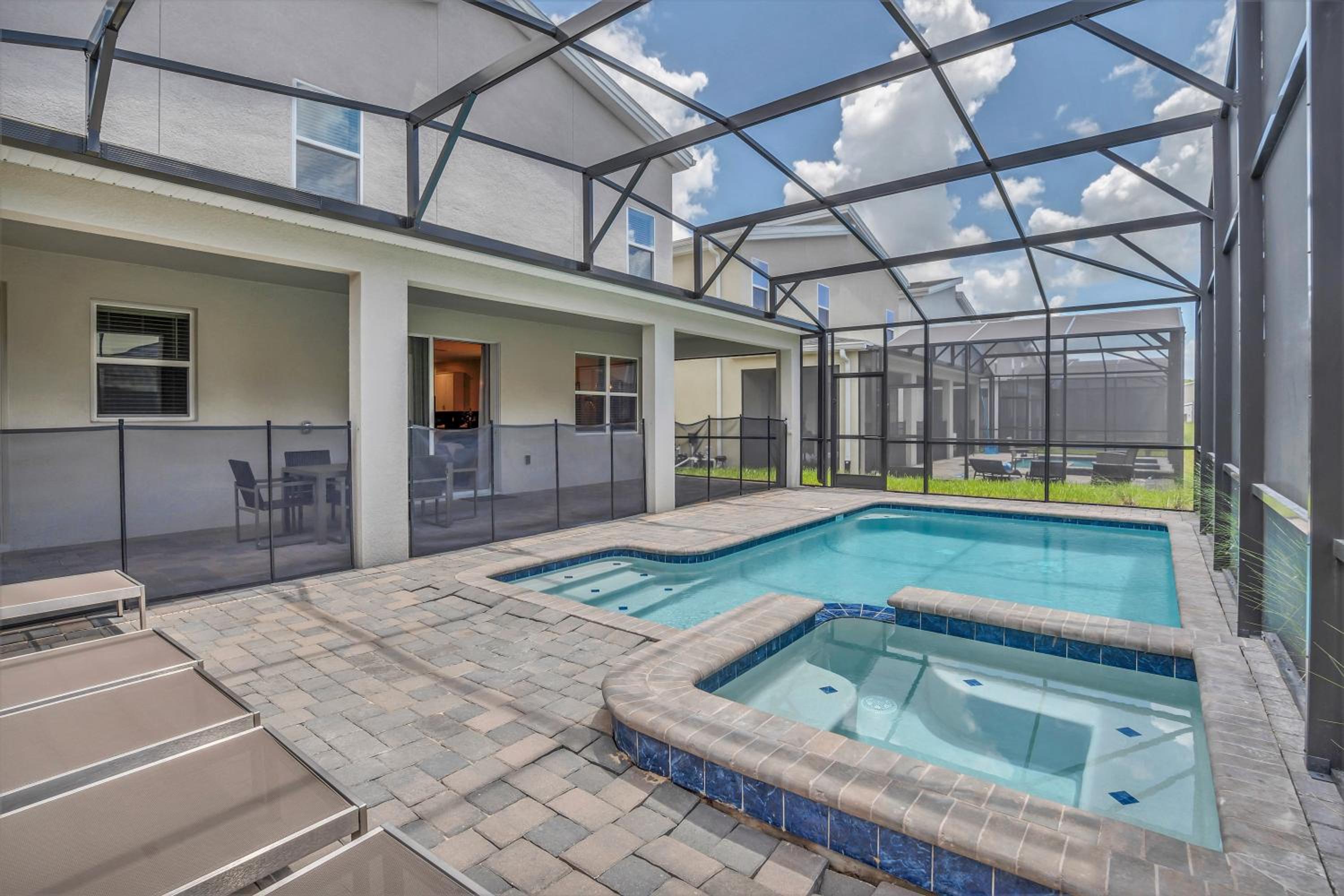 Nine-Bedroom House - Photo 37
