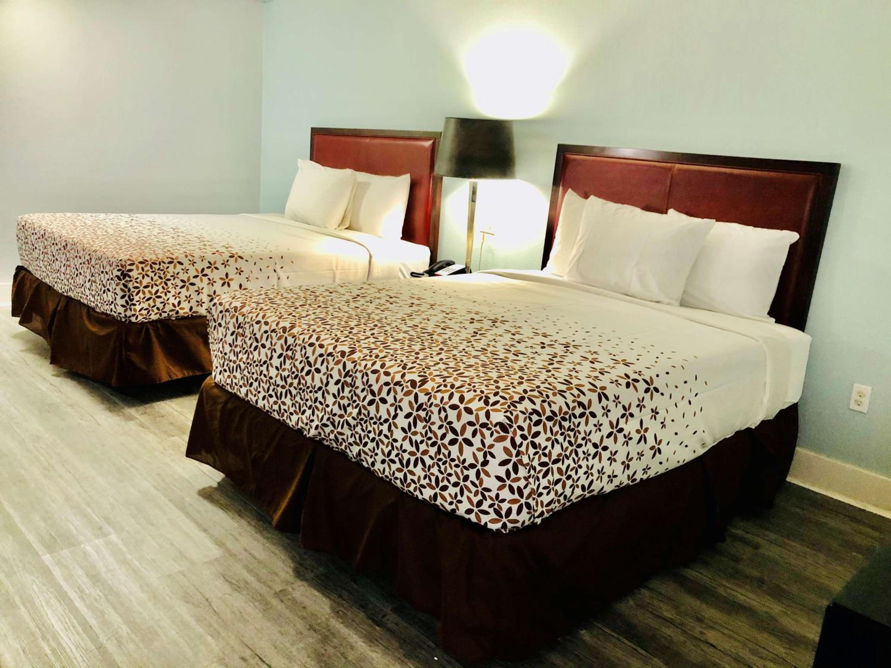 Queen Room With Two Queen Beds - Photo 1