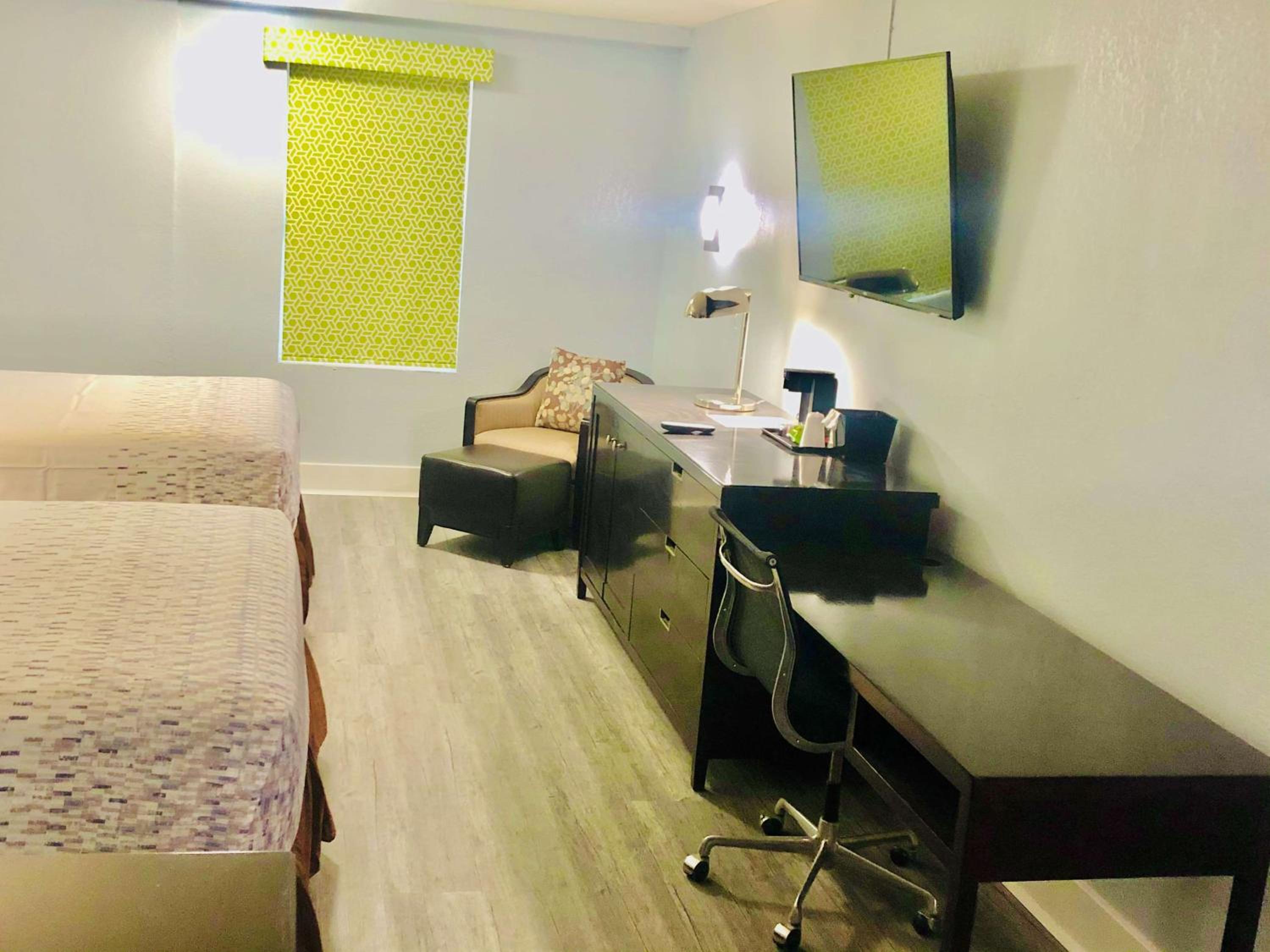 Queen Room With Two Queen Beds - Photo 3