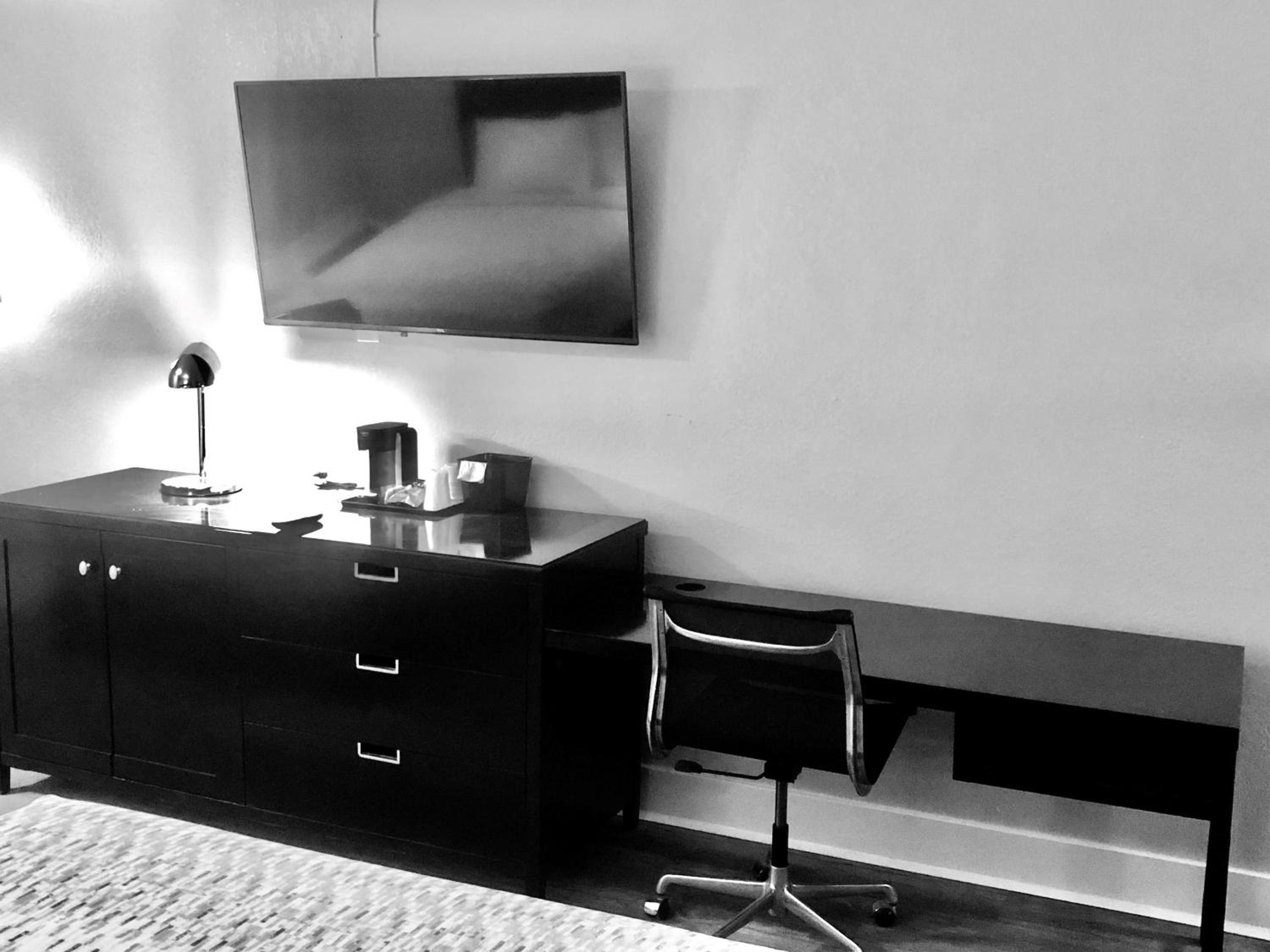 Queen Room With Two Queen Beds - Photo 6