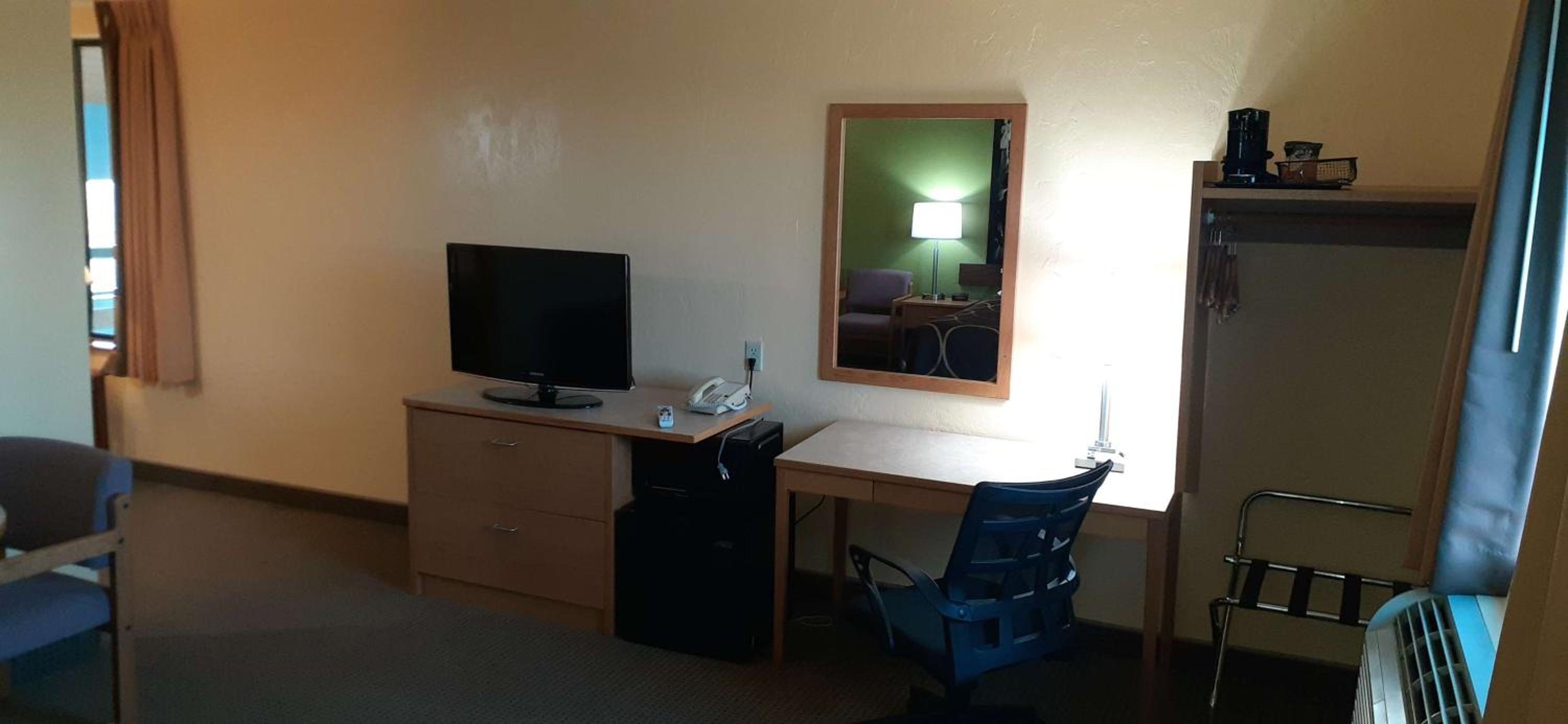 Queen Suite with Sofa Bed - Non-Smoking - Photo 6