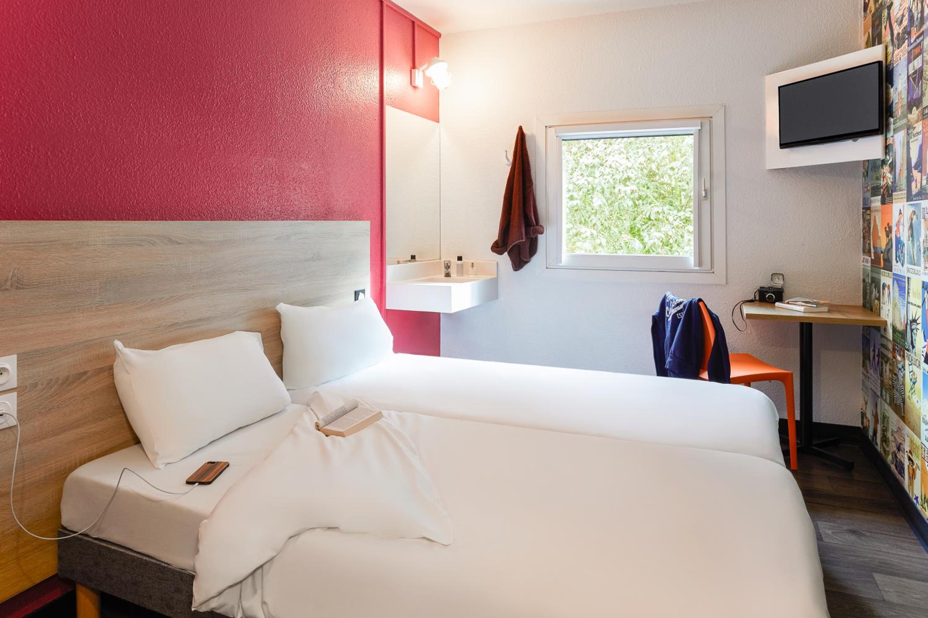 Tandem Room with Shared Bathroom photo 2