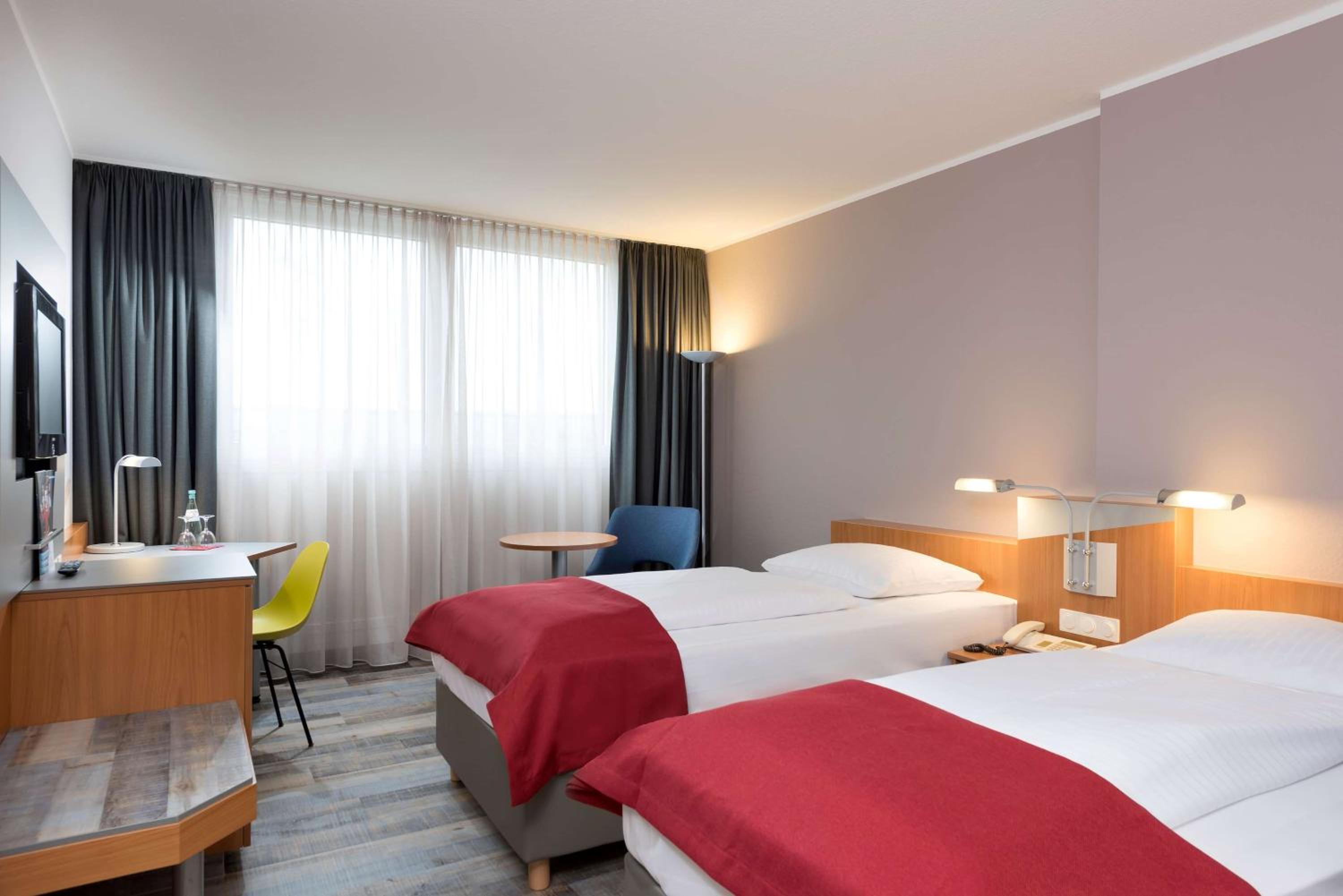 Twin Room - Non-Smoking - Photo 1
