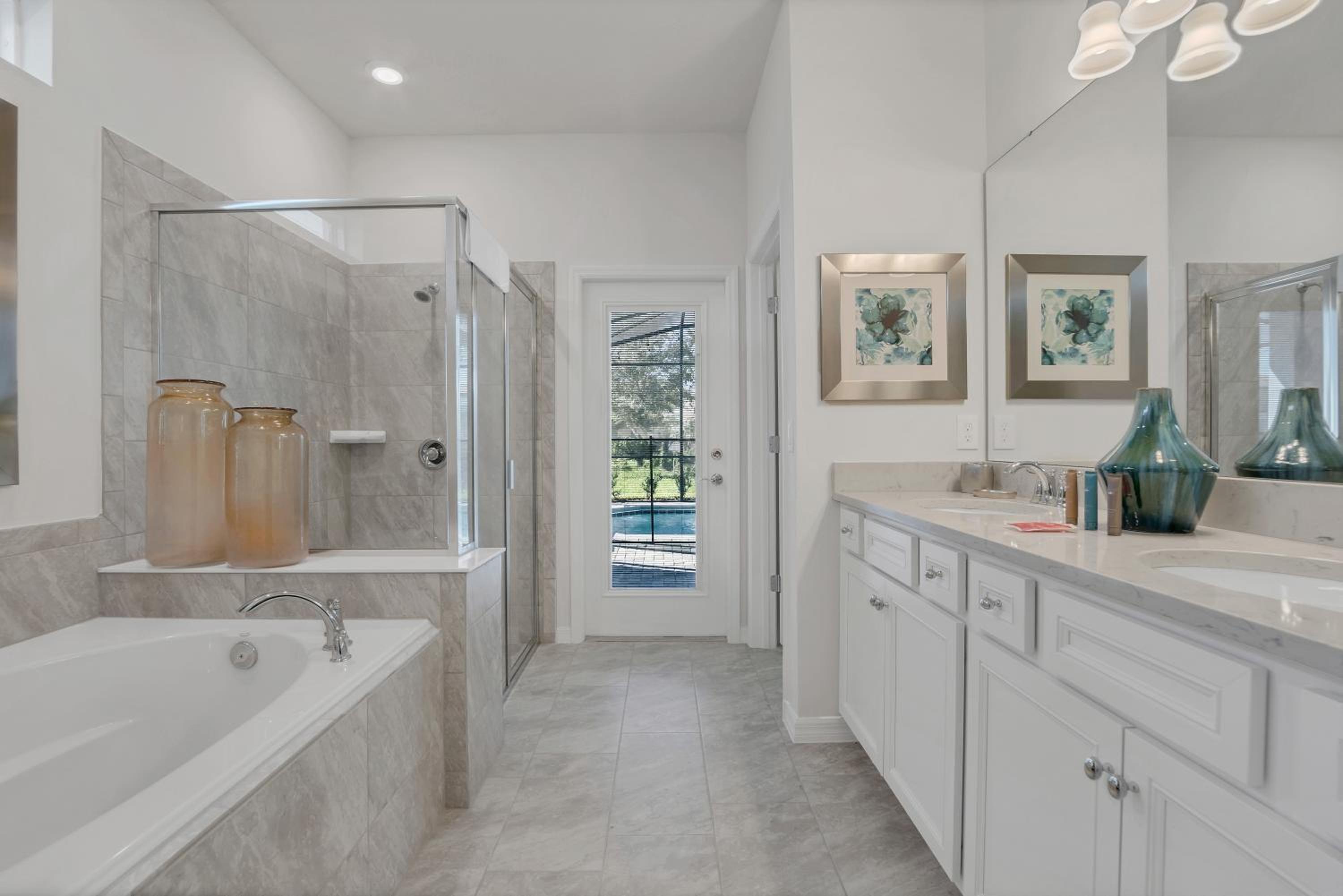 Six-Bedroom House - Photo 10
