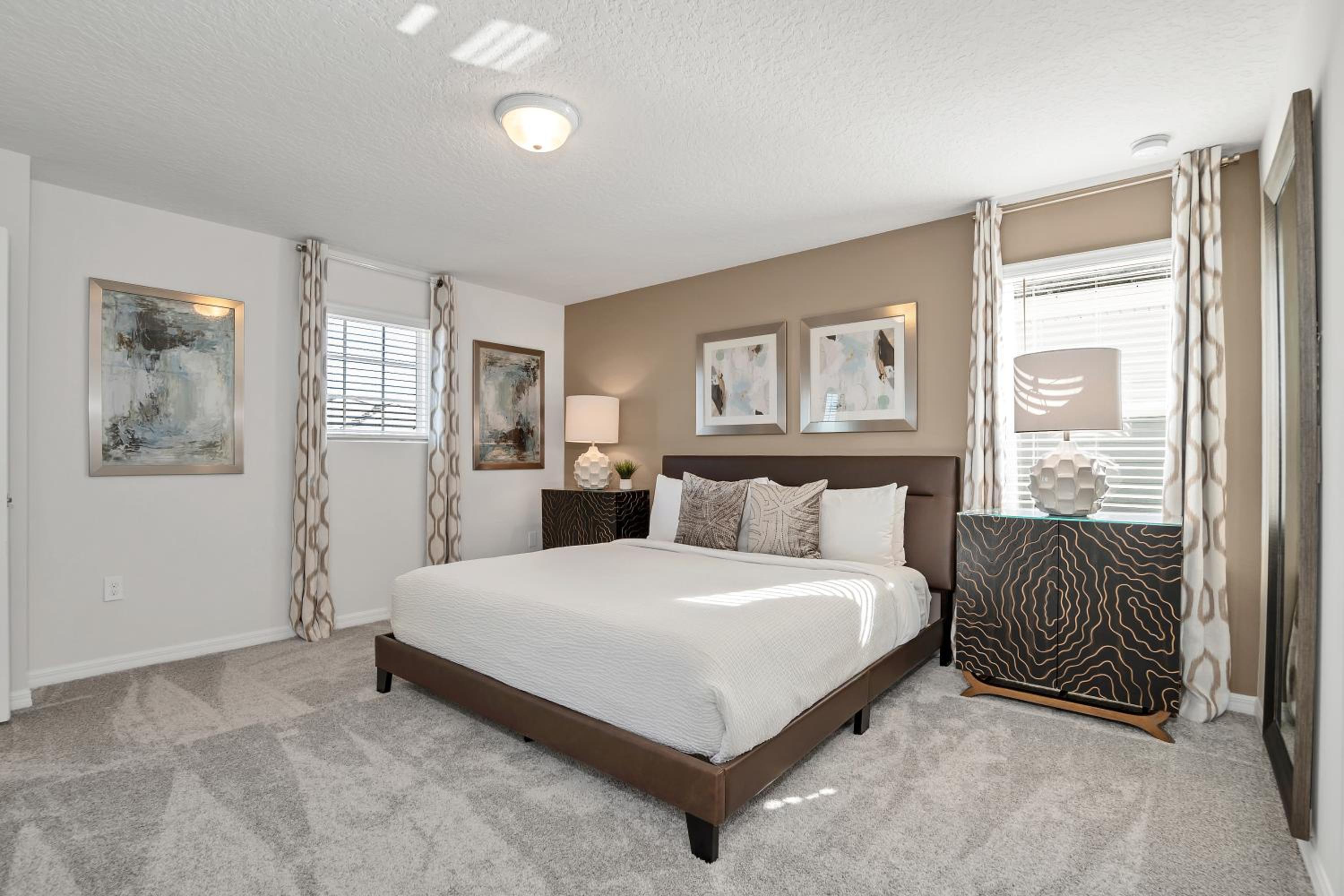 Six-Bedroom House - Photo 32