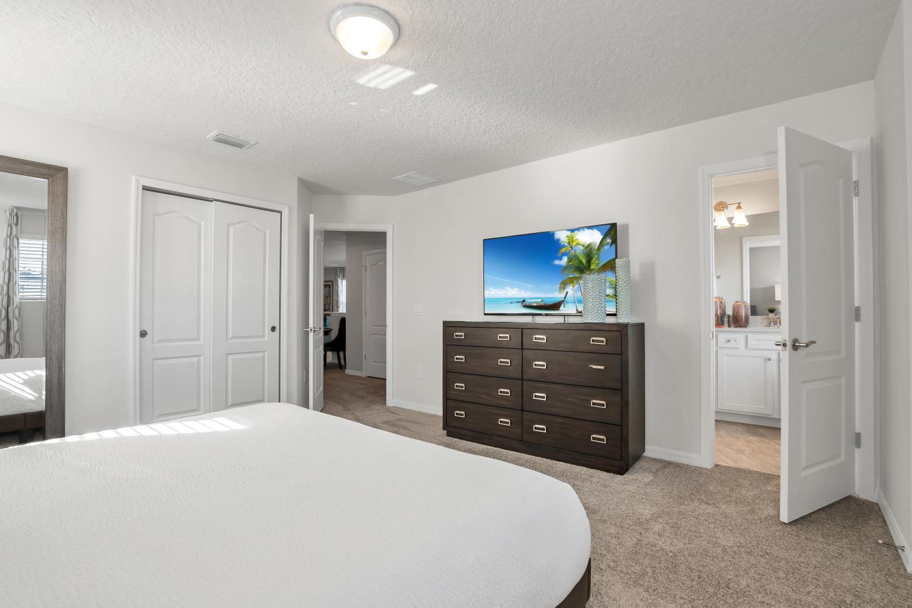 Six-Bedroom House - Photo 33