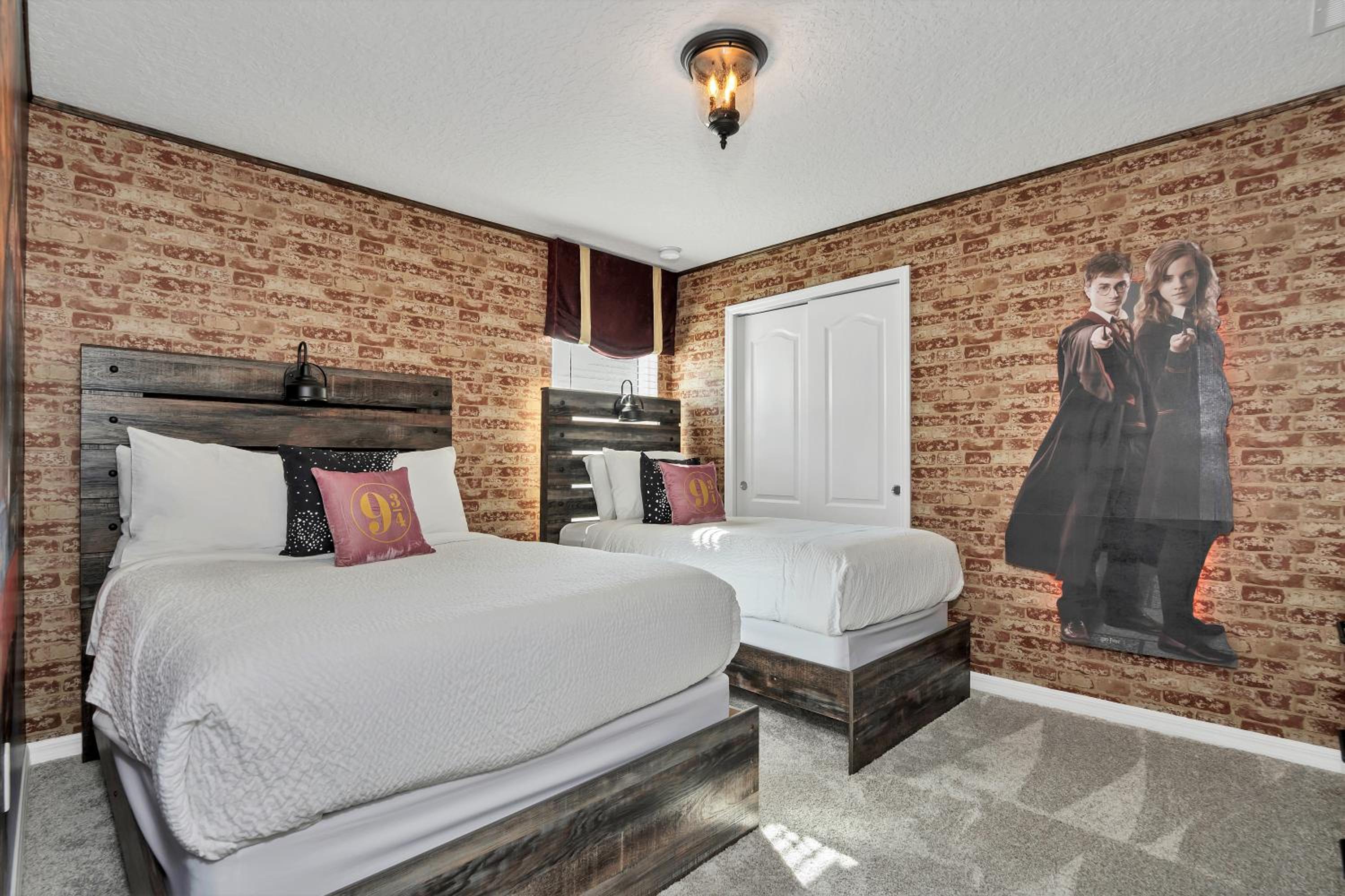 Six-Bedroom House - Photo 38