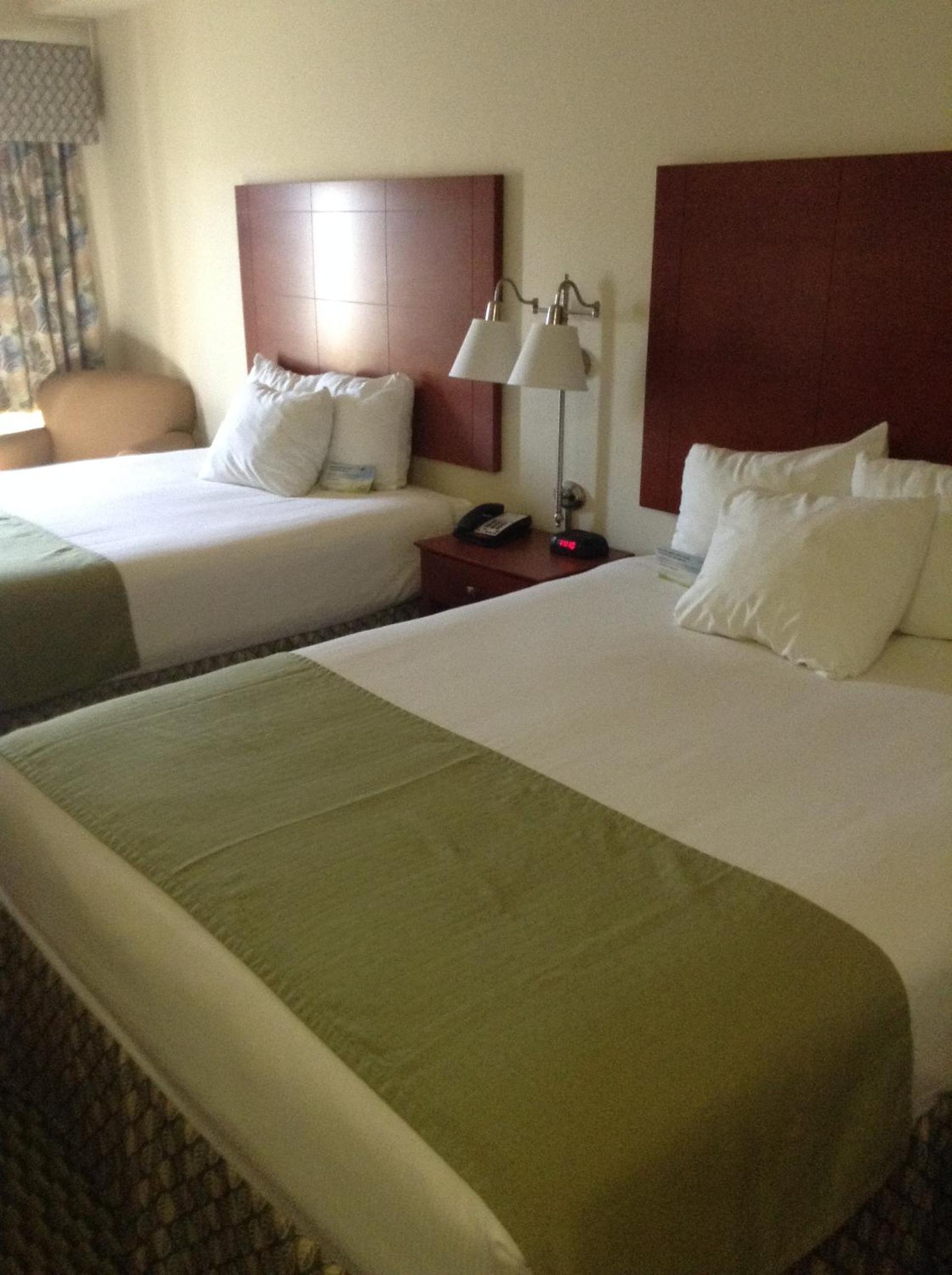 Queen Room with Two Queen Beds - Non-Smoking - Photo 1