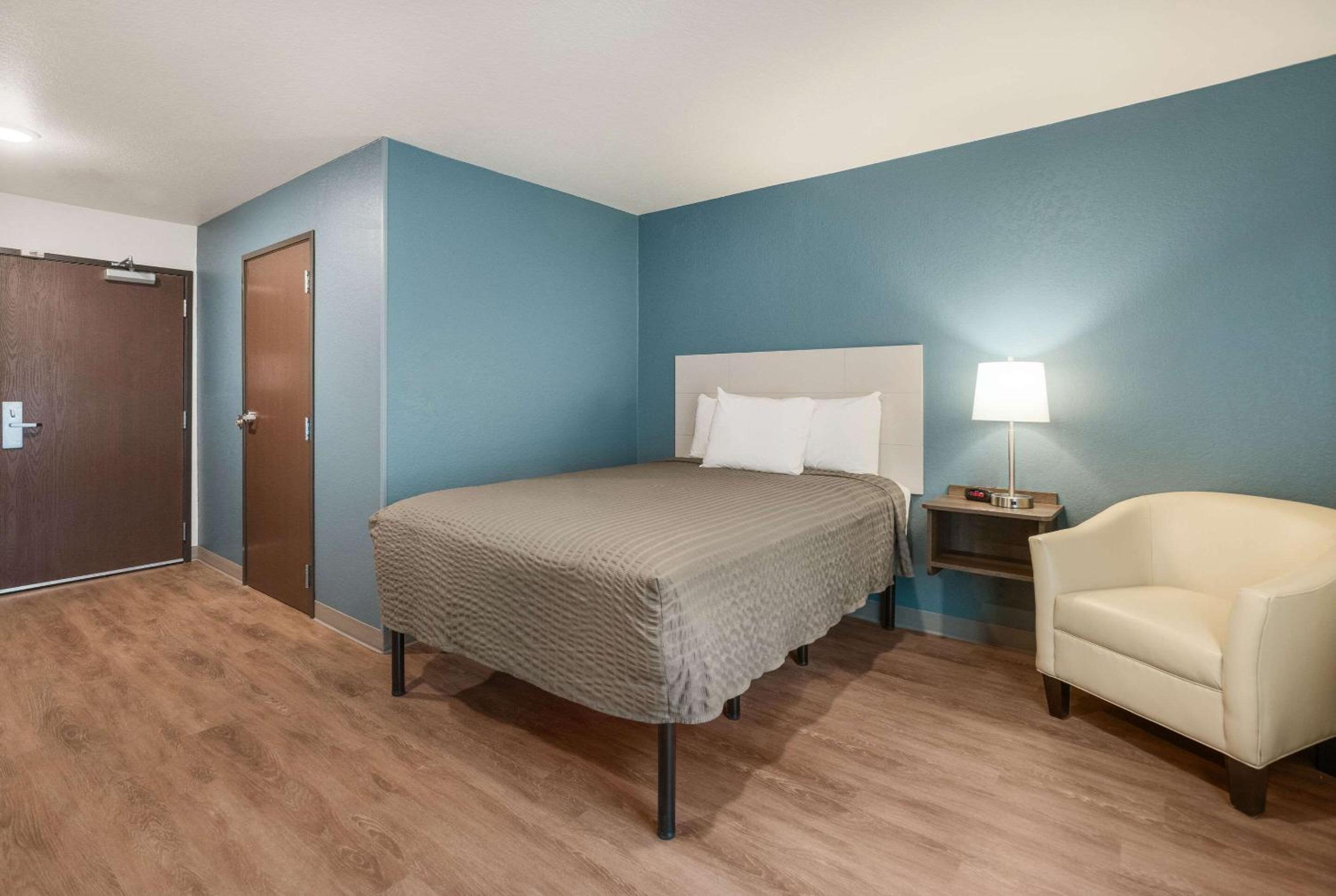 Queen Room with Roll-In Shower - Accessible/Non-Smoking