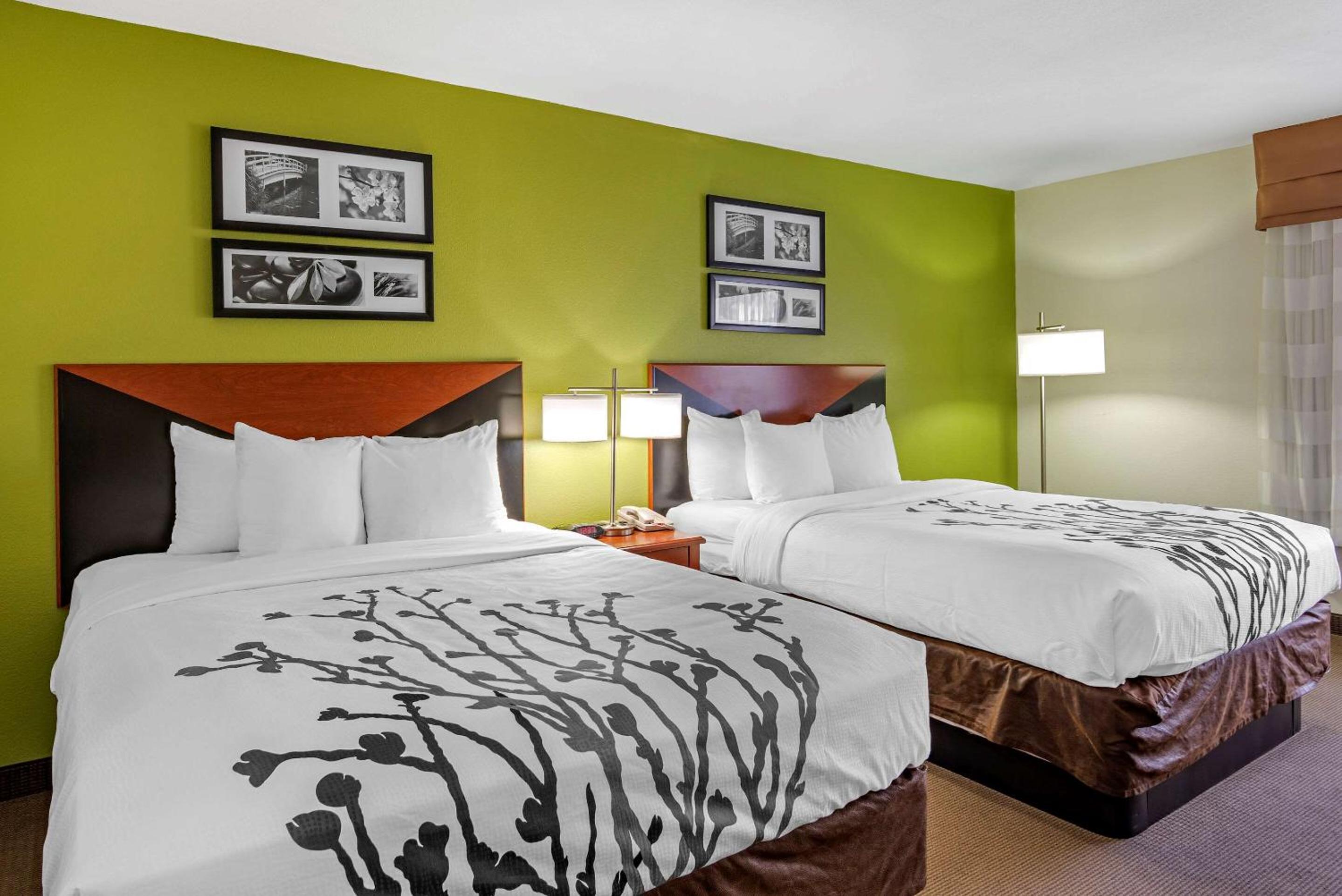 Queen Room with Two Queen Beds - Non-Smoking - Photo 2