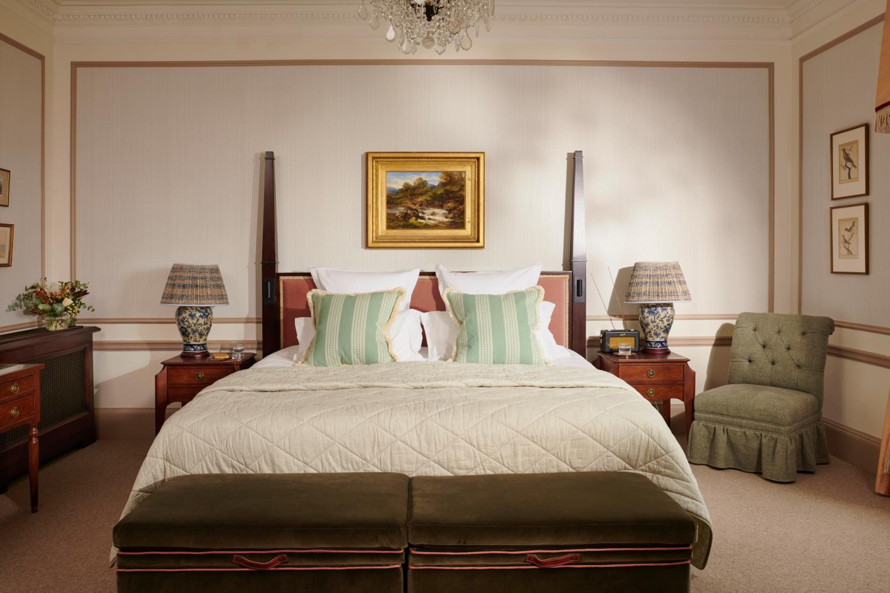Deluxe Suite with View - Photo 5