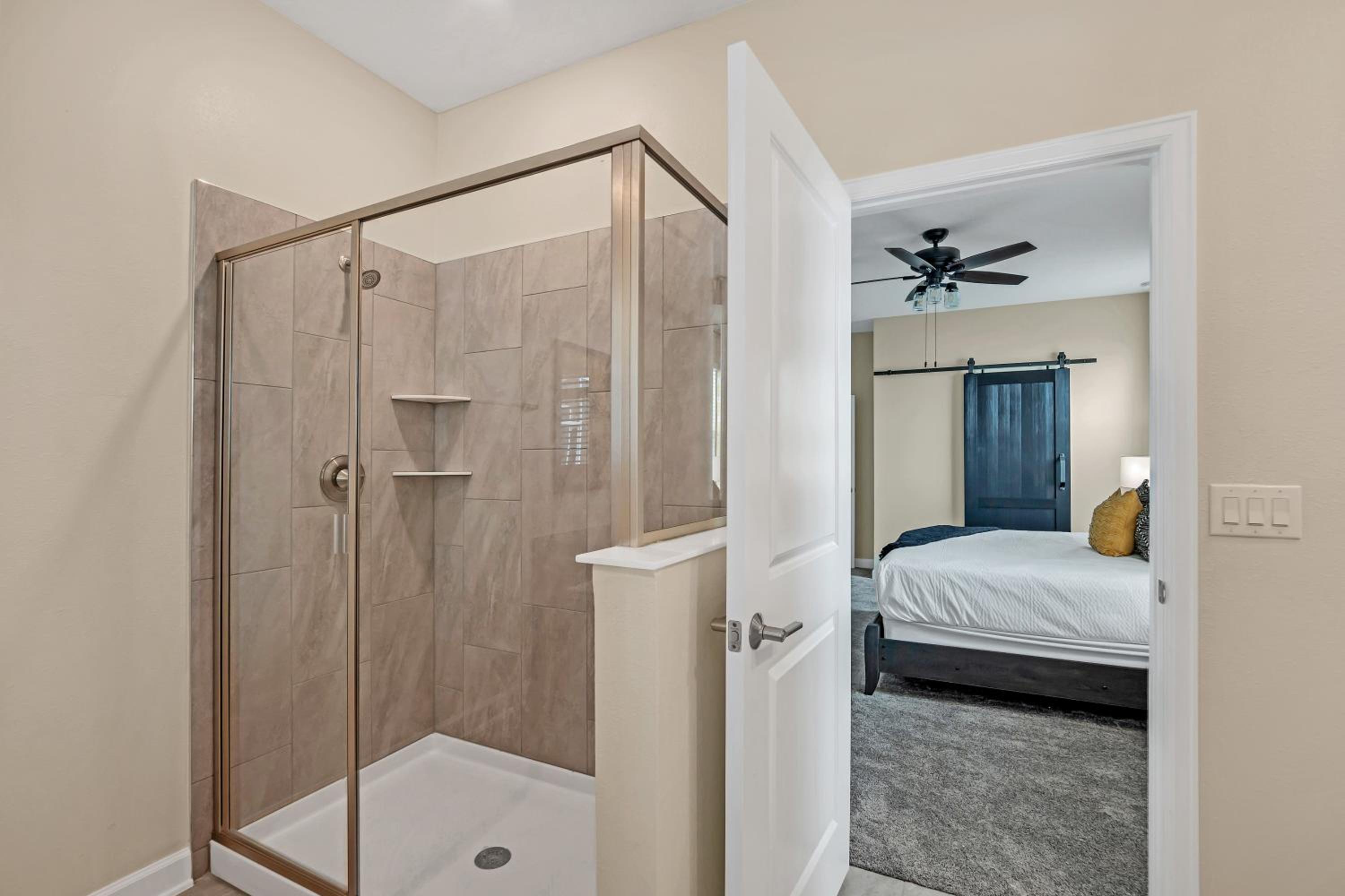 Eight-Bedroom House - Photo 33