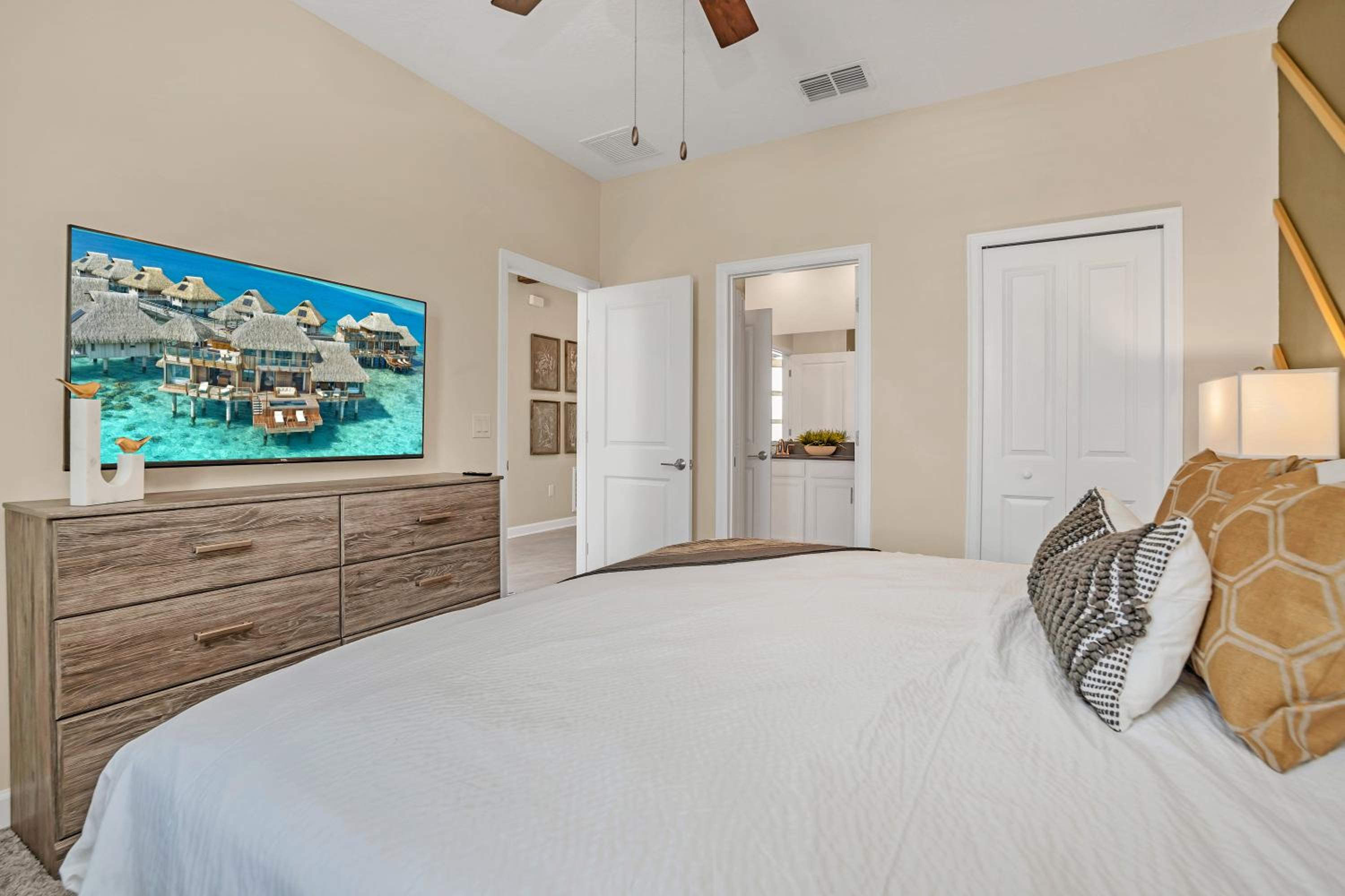 Eight-Bedroom House - Photo 36