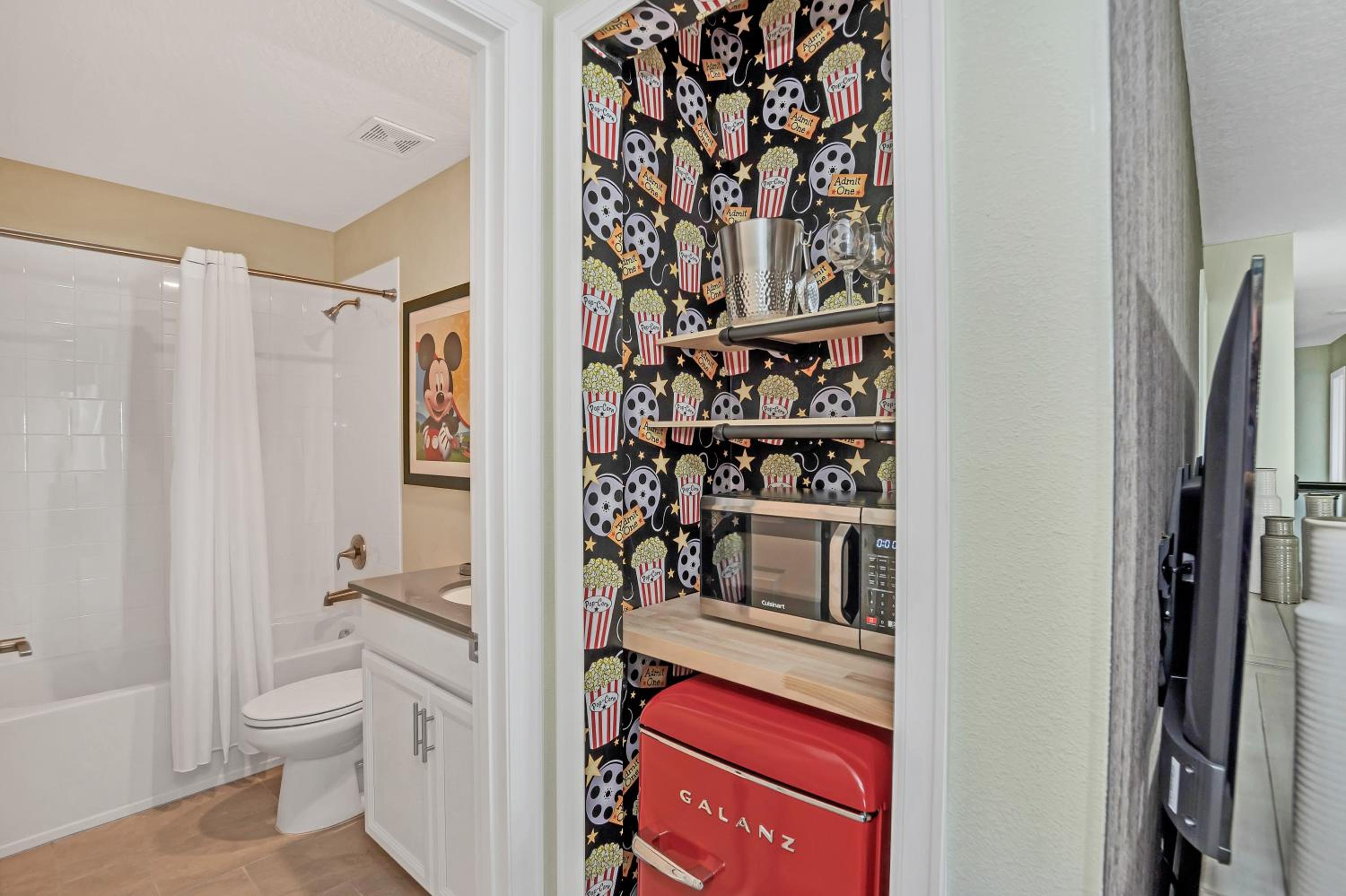Eight-Bedroom House - Photo 41