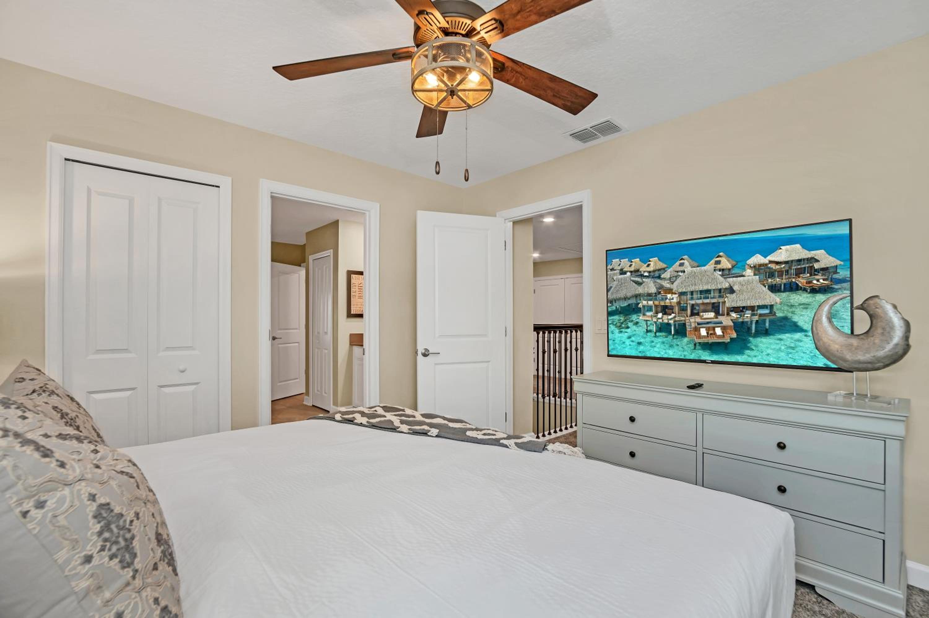 Eight-Bedroom House - Photo 43
