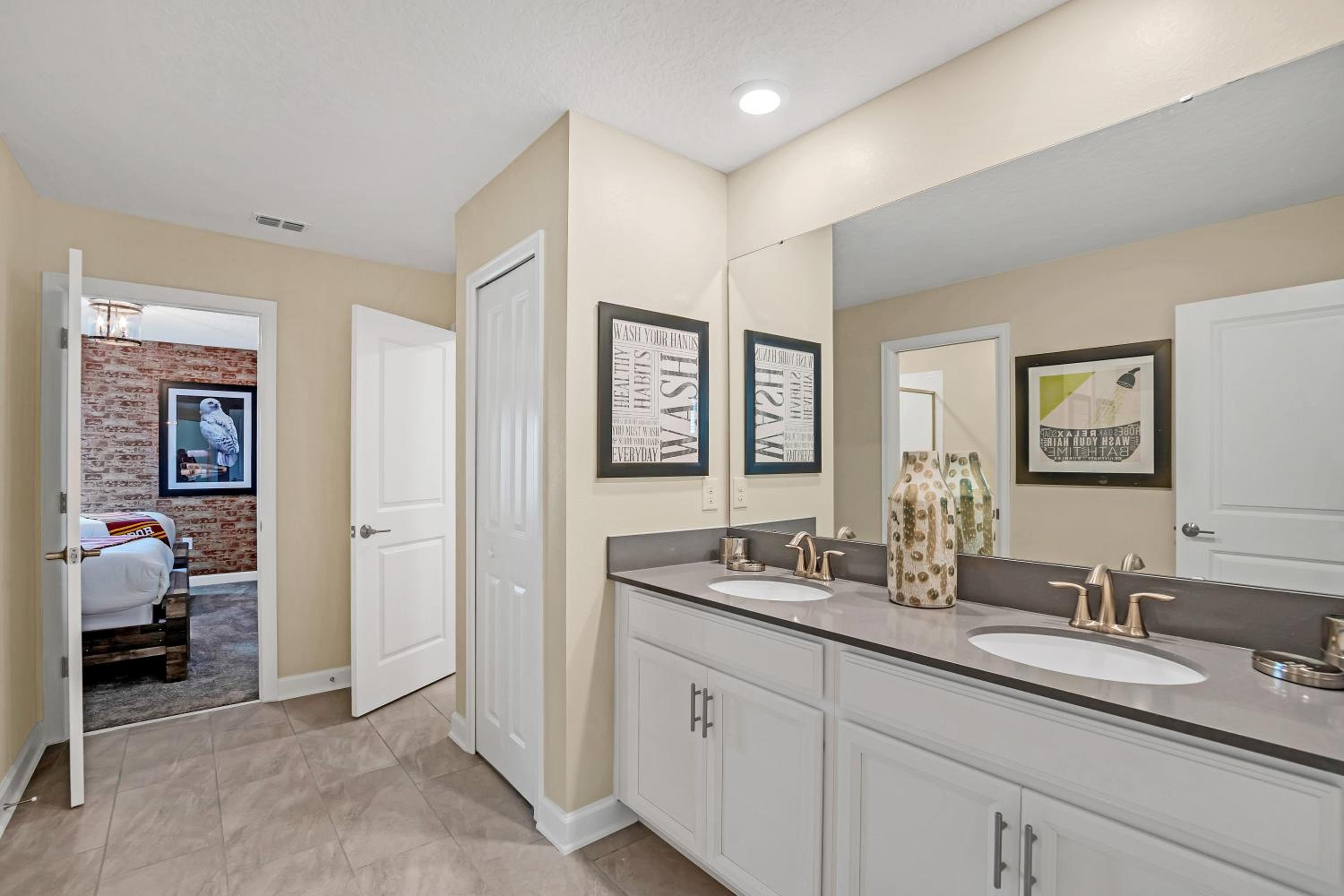 Eight-Bedroom House - Photo 44