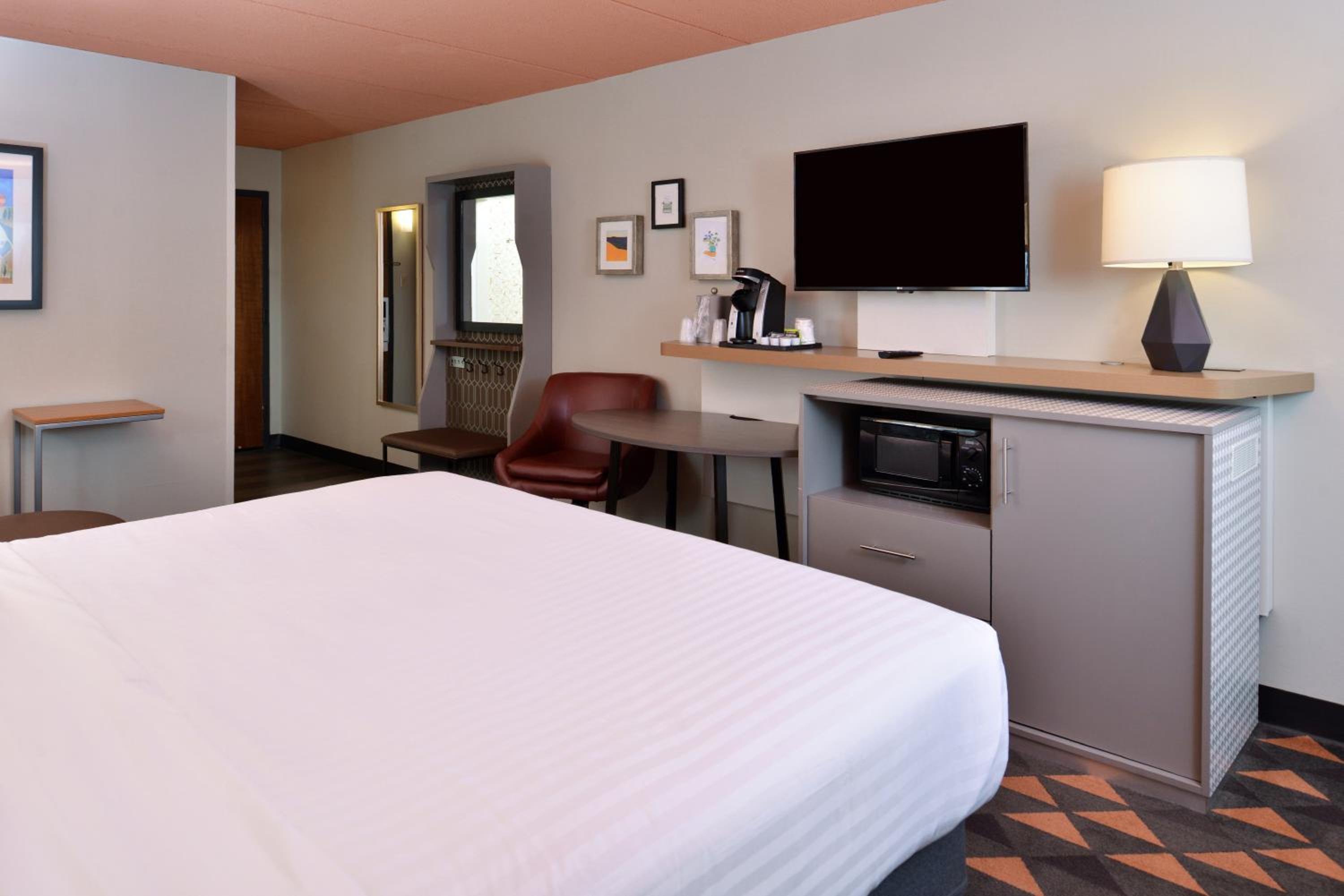 Standard King Room - Photo 9