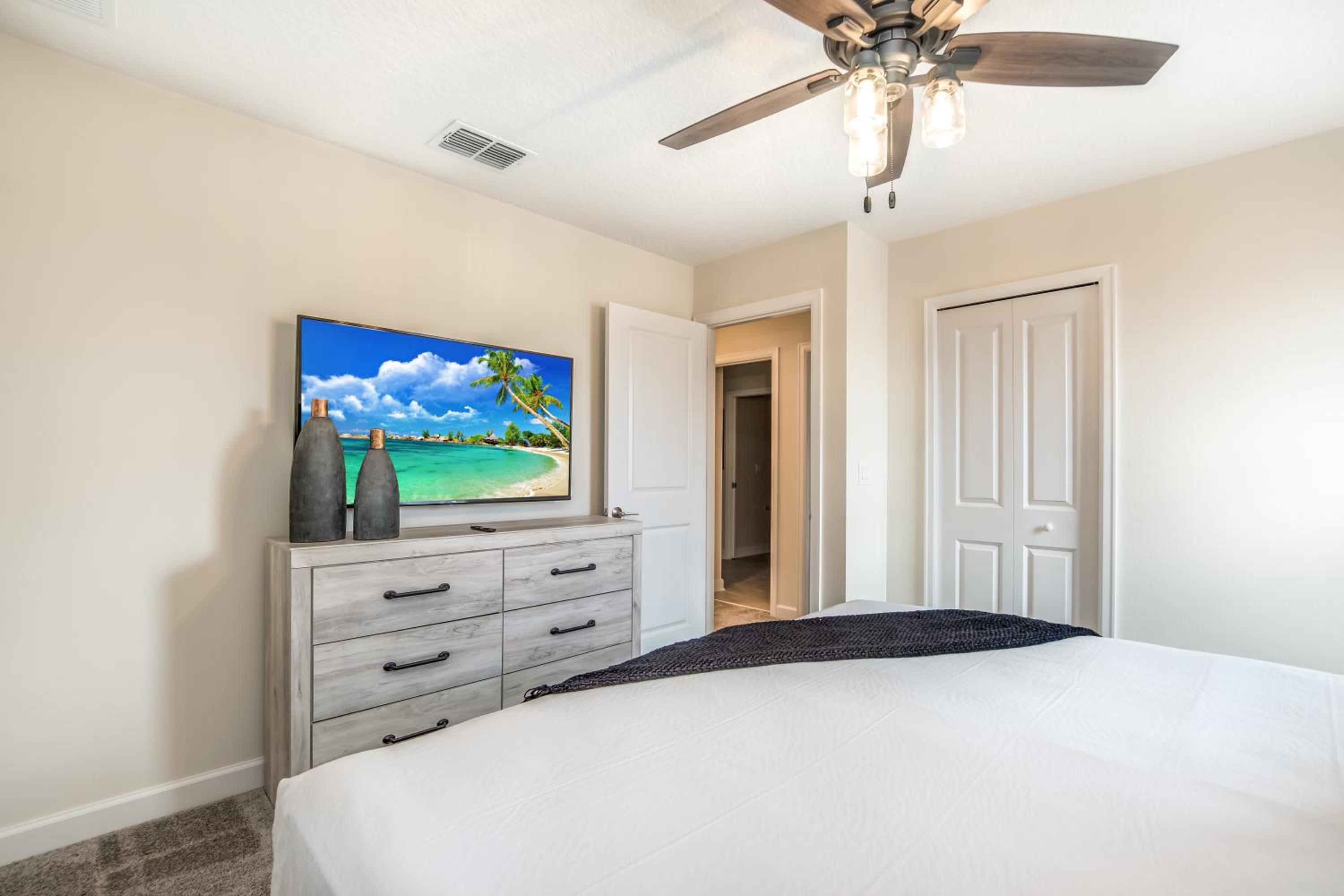 Eight-Bedroom House - Photo 52