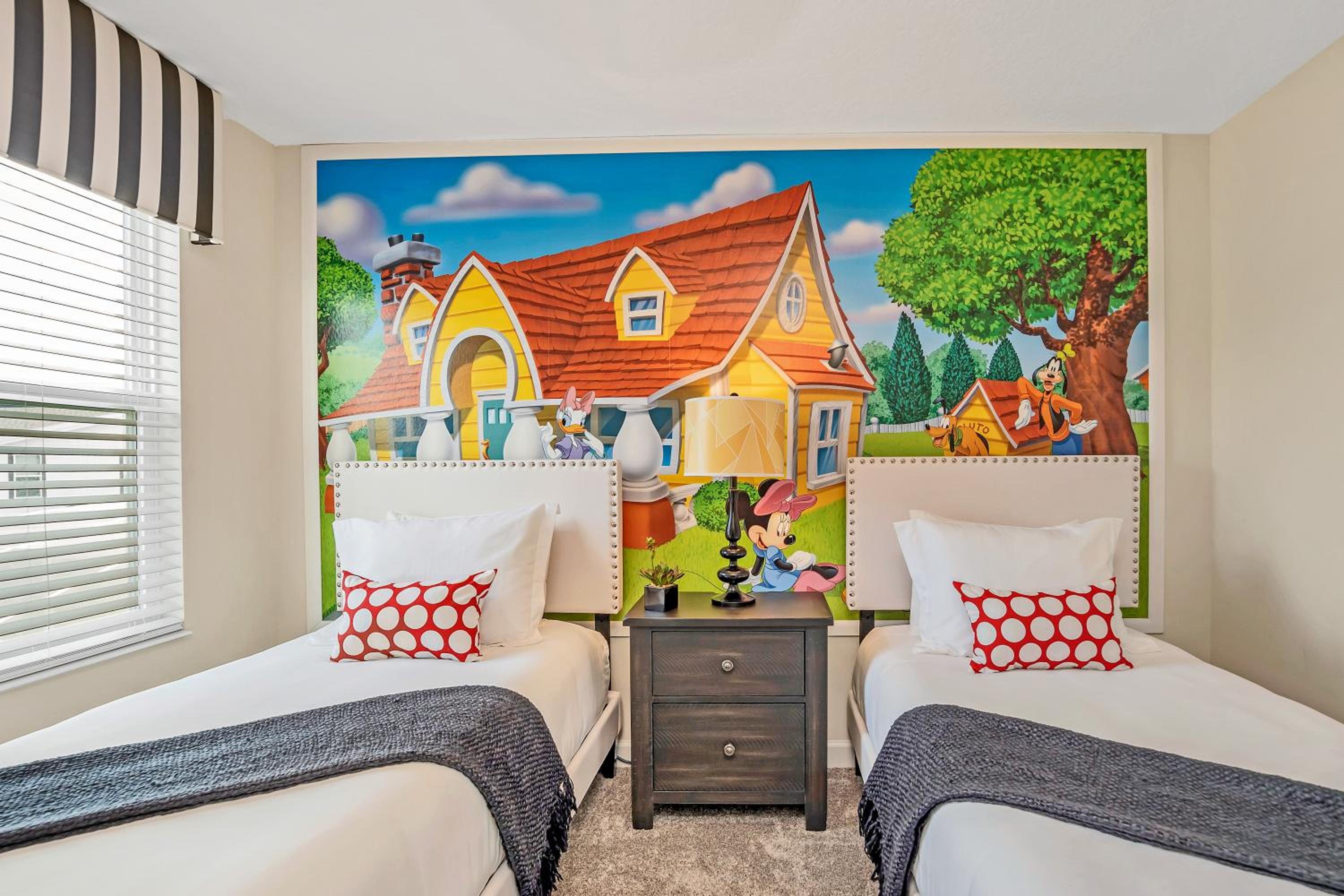 Eight-Bedroom House - Photo 54