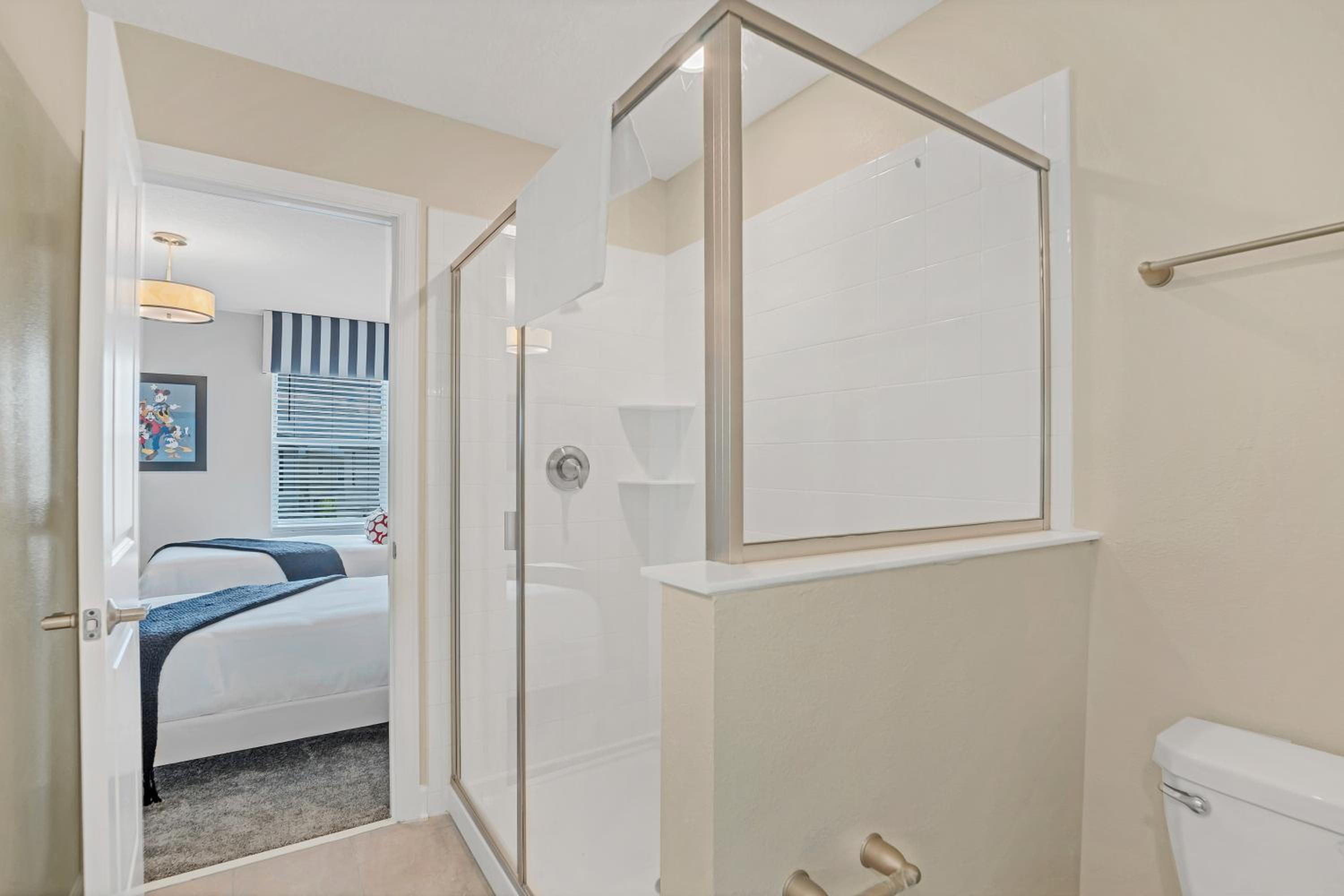 Eight-Bedroom House - Photo 57