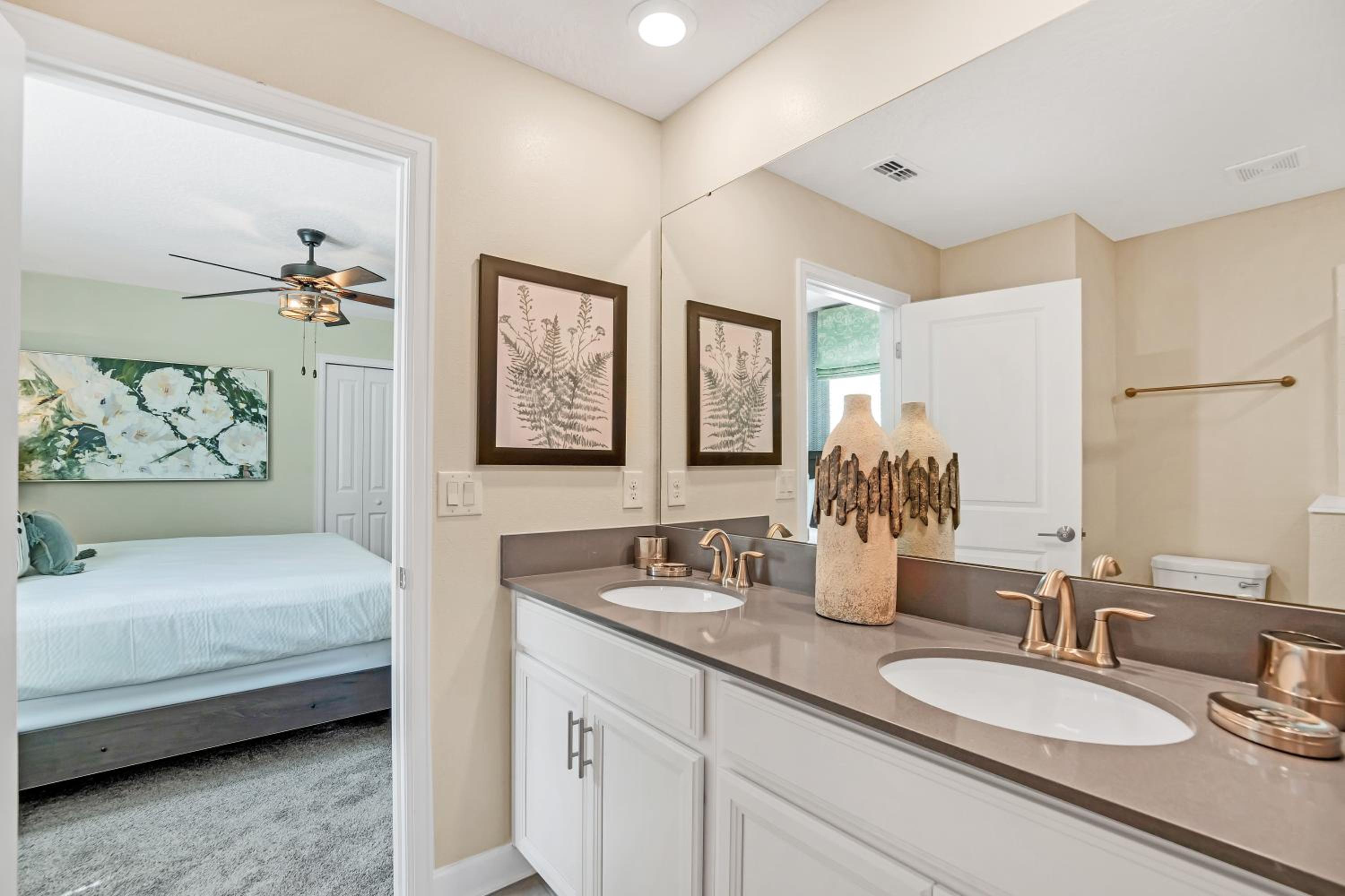 Eight-Bedroom House - Photo 61