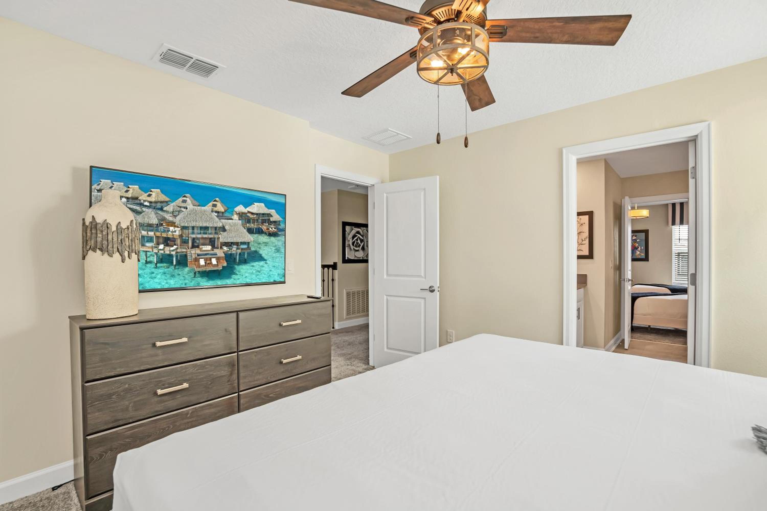 Eight-Bedroom House - Photo 60