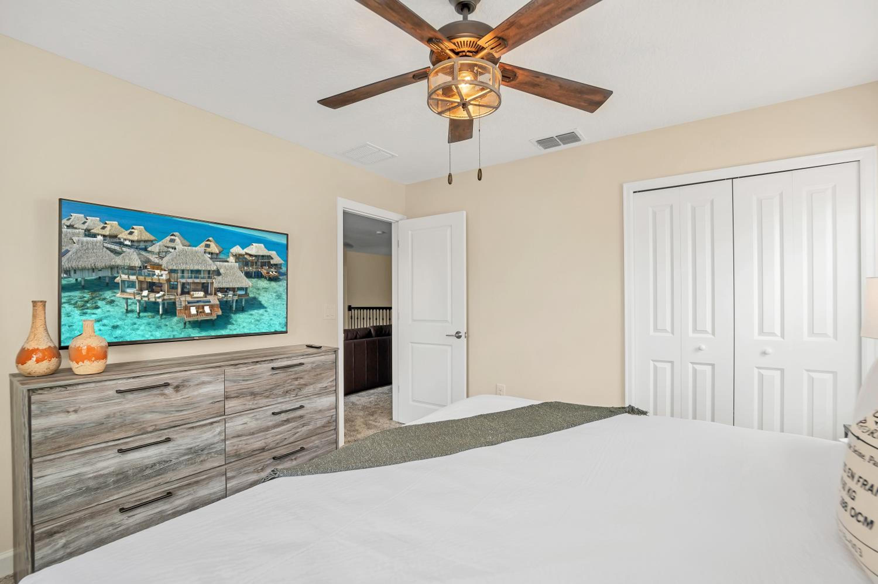 Eight-Bedroom House - Photo 16
